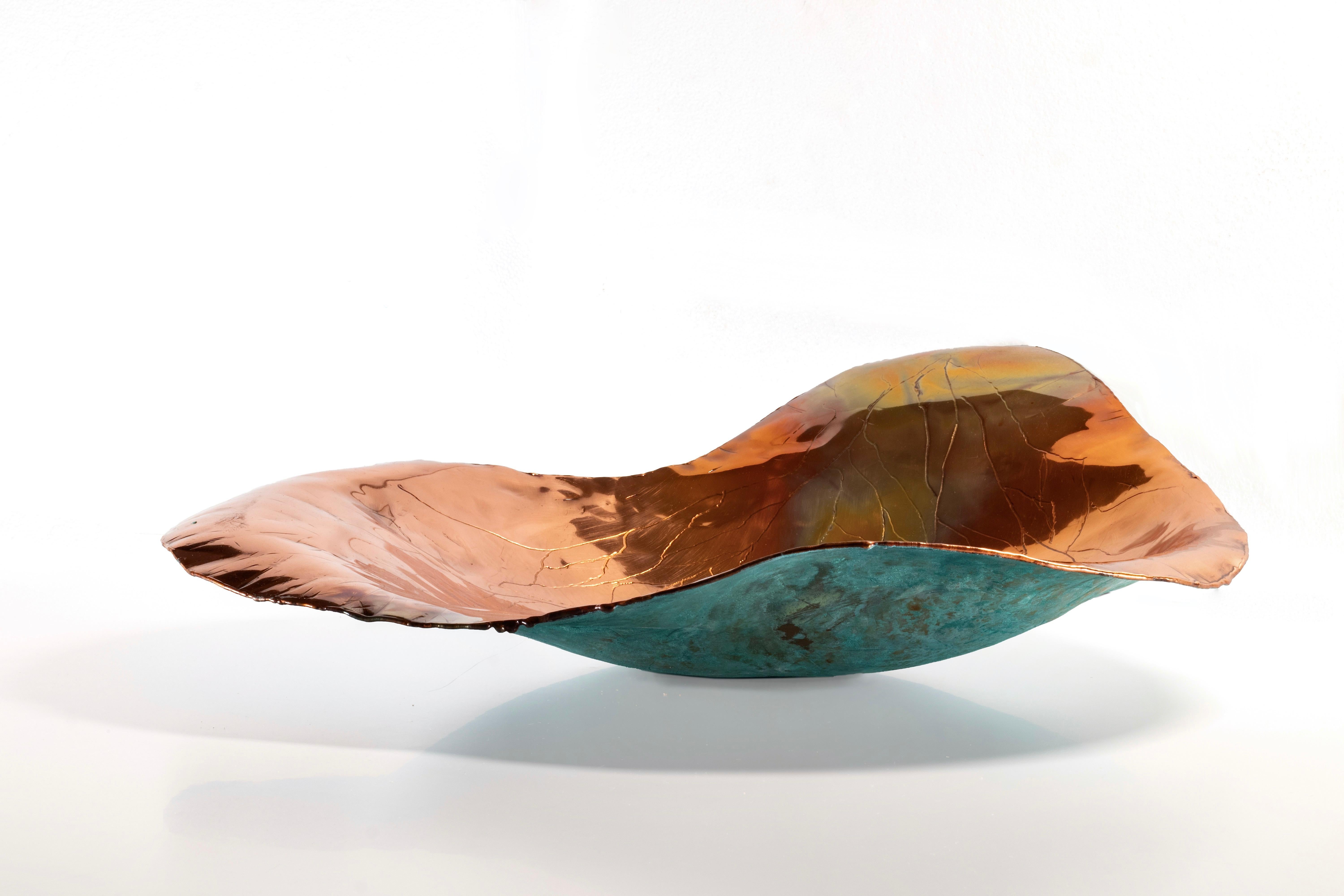 Peitil by Samuel Costantini.
Entirely handmade by the artist.
Edition 9+ 1 AP.
Dimensions: 45 x H 16 cm.
Materials: hand worked copper sheet.

A fallen petal born from a hand worked copper sheet. Shiny inside and verdigris on
the outside.
Do