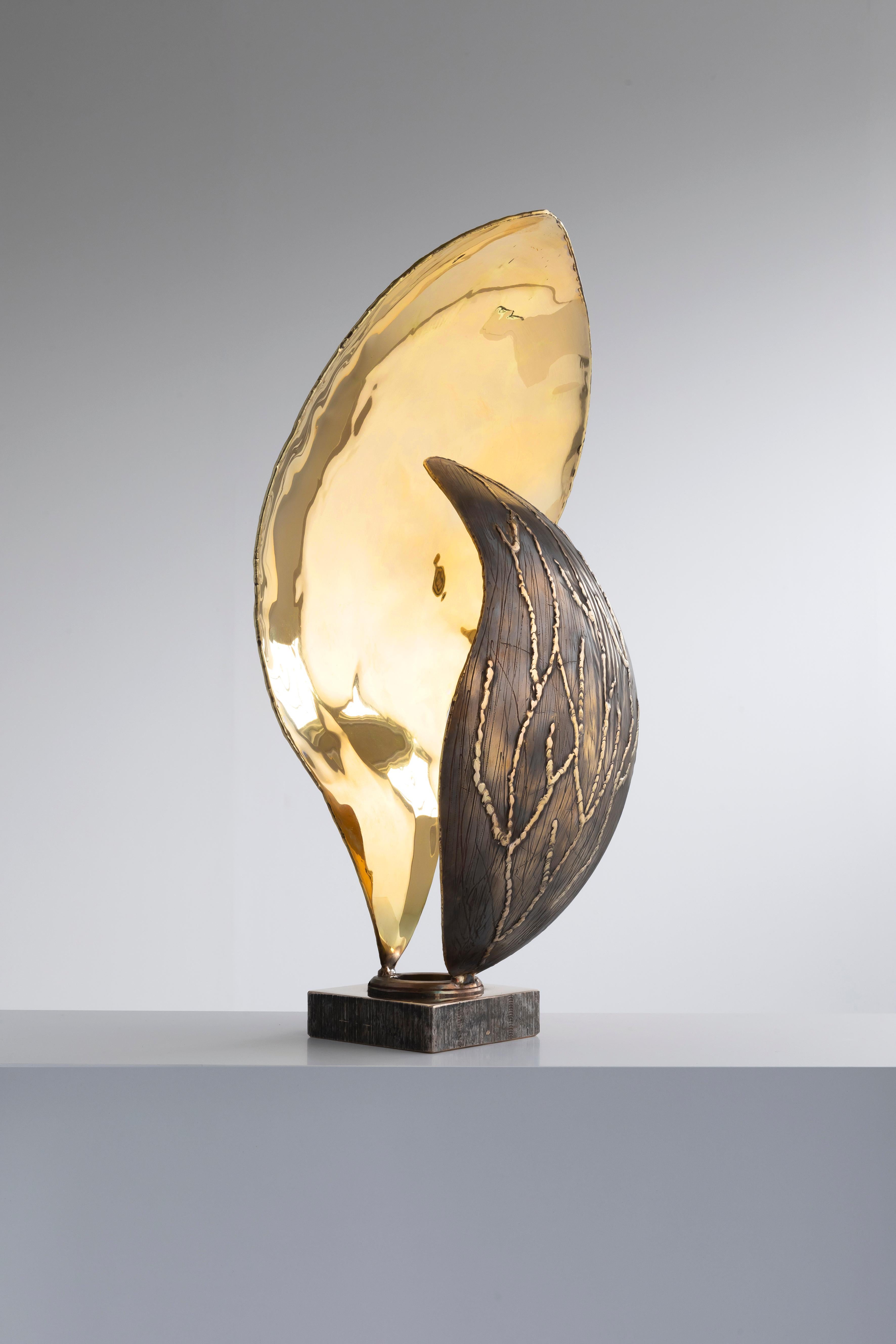 Peitil-Lampe von Samuel Costantini
Vollständig von der Künstlerin handgefertigt
Ausgabe 9+ 1 AP
Abmessungen: Durchmesser 17 x Höhe 45 cm
MATERIALIEN: handgearbeitetes Kupferblech

Zwei Blütenblätter aus Messing ruhen auf einem Bronzesockel, der das
