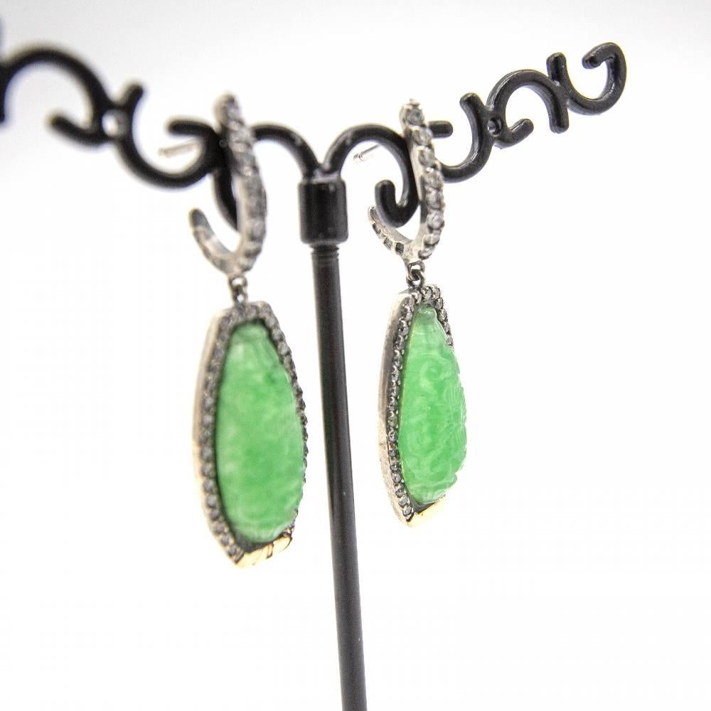 Ohrringe aus der PEKAN Collection in Silber und Gold für Damen : Druckverschluss : 2 x Jade mit Blumenmotiven und Zirkonen geschnitzt : 18K Gelbgold und 925 Sterling Silber : 8,48 Gramm.  Maße: Länge 4,0cm und Breite 1,3cm : Brandneuer Artikel :