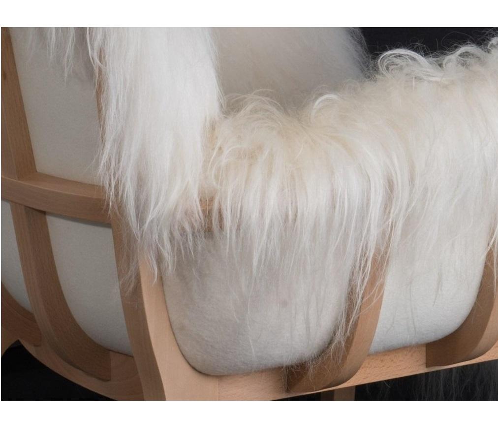 Pekango Fur Lounge Chair:: Zeitgenössischer französischer niedriger Sessel aus weißem Fell (Französisch)
