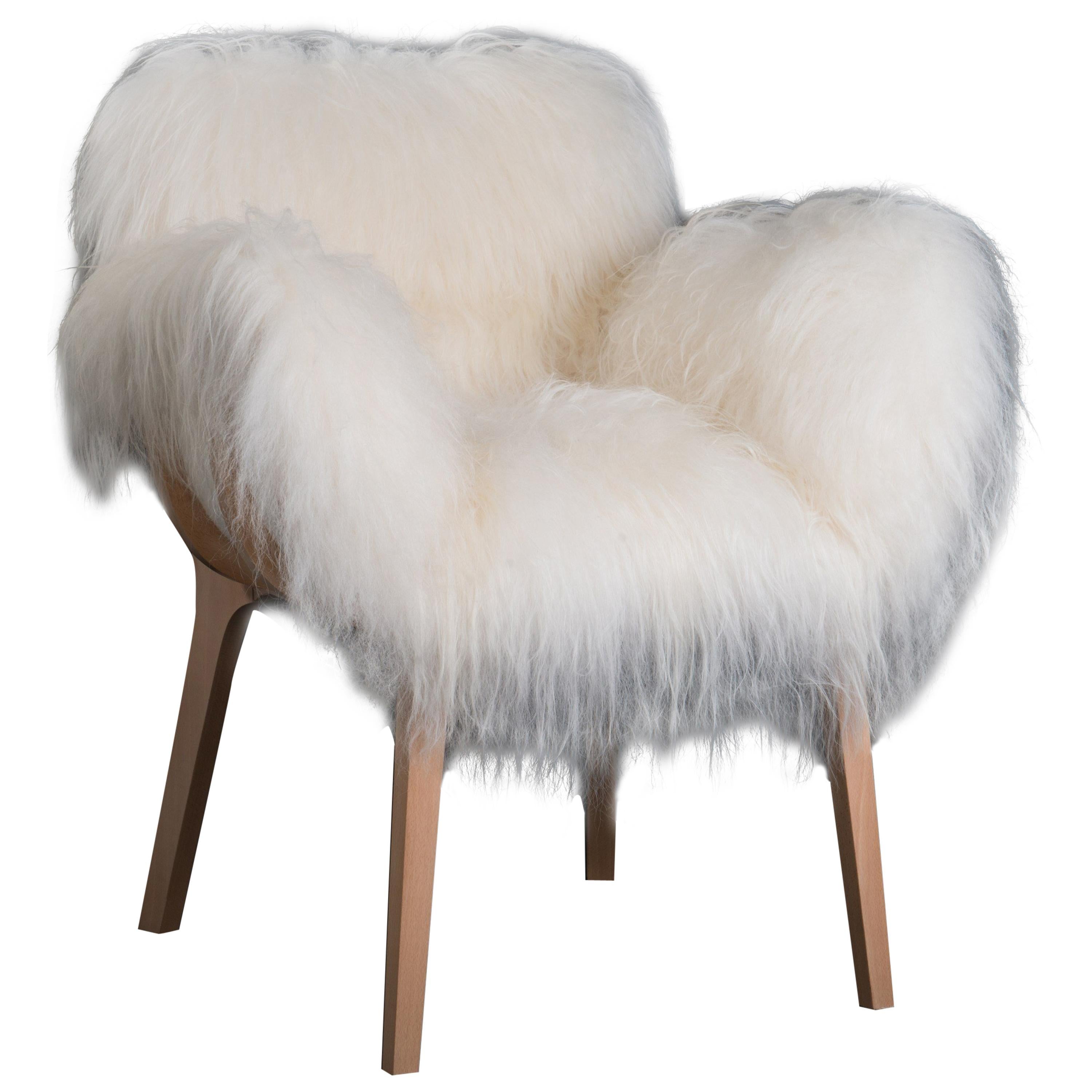 Pekango Fur Lounge Chair:: Zeitgenössischer französischer niedriger Sessel aus weißem Fell