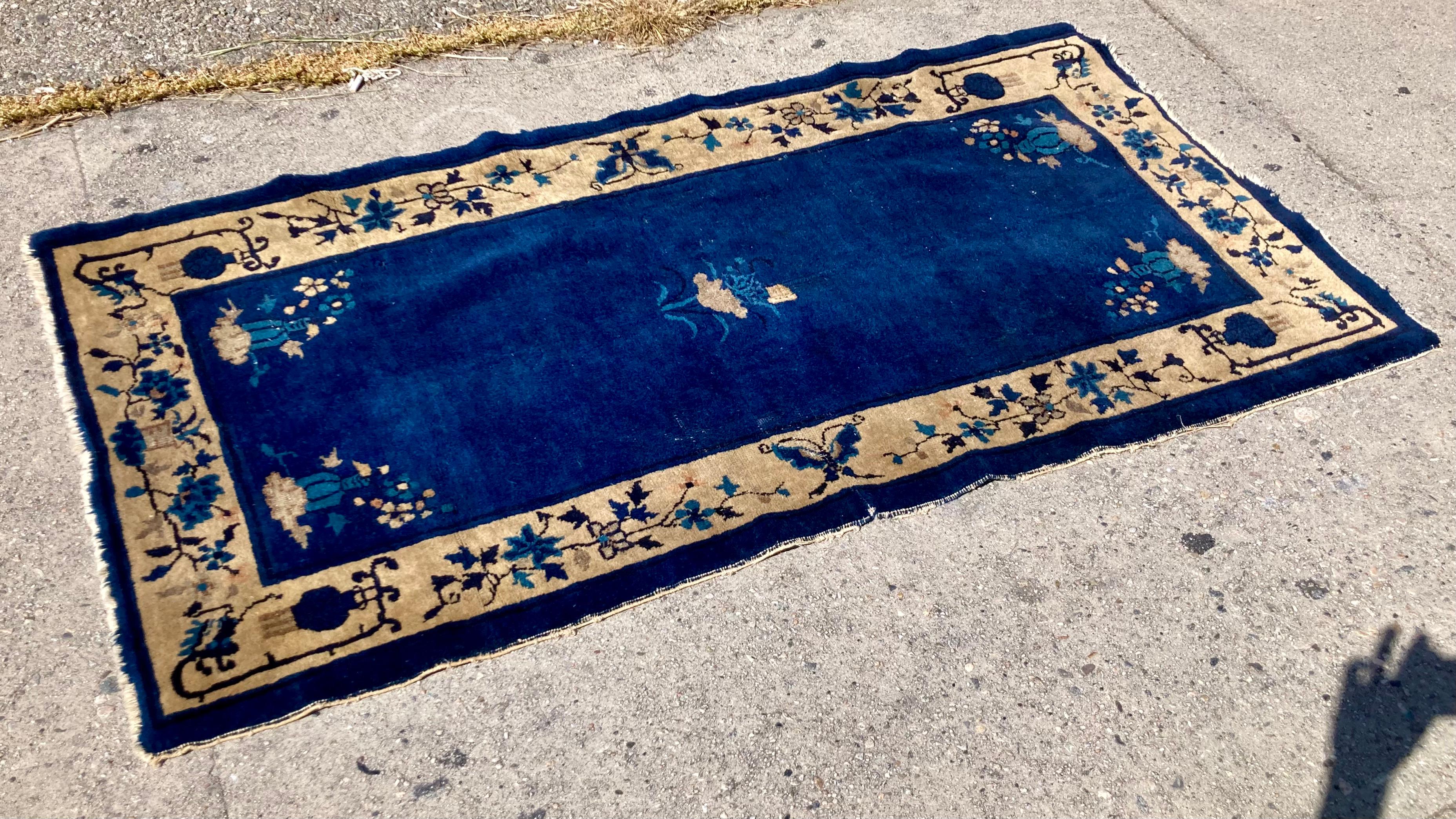 Pekinger blauer chinesischer Teppich (Chinesischer Export) im Angebot
