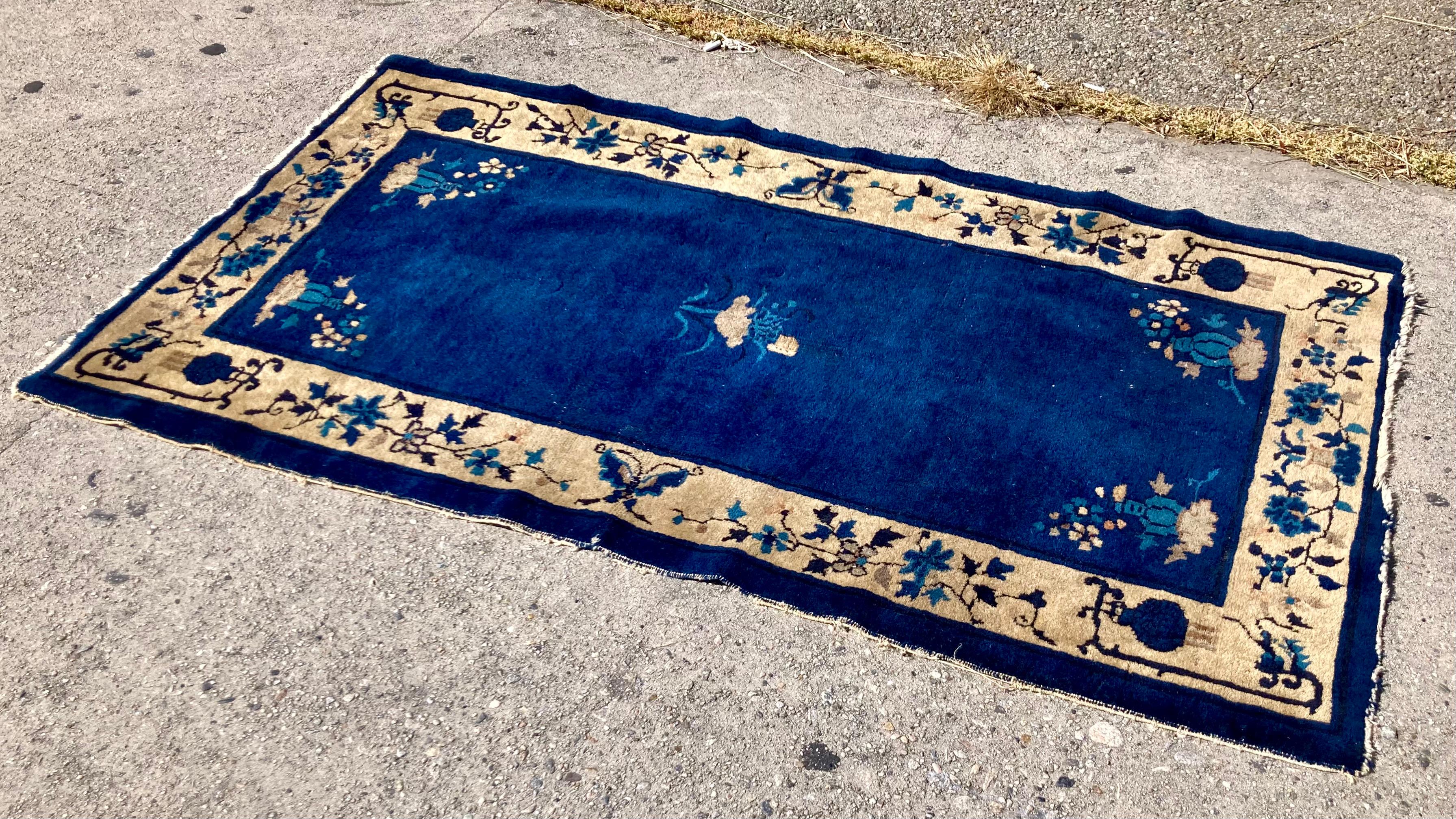 Pekinger blauer chinesischer Teppich (Chinesisch) im Angebot