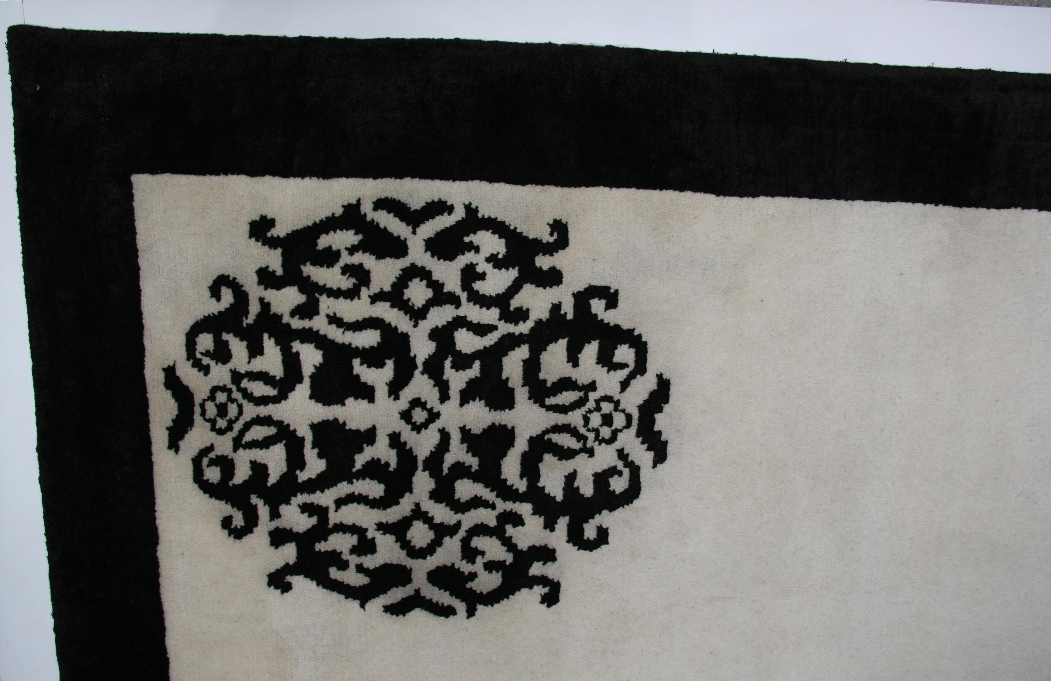 Dieser in Indien handgeknüpfte Teppich aus Wolle und Seide weist traditionelle chinesische Designelemente auf. Verwenden Sie ihn allein oder legen Sie ihn über einen Teppichboden, um einen Schwerpunkt in einem größeren Raum zu schaffen.