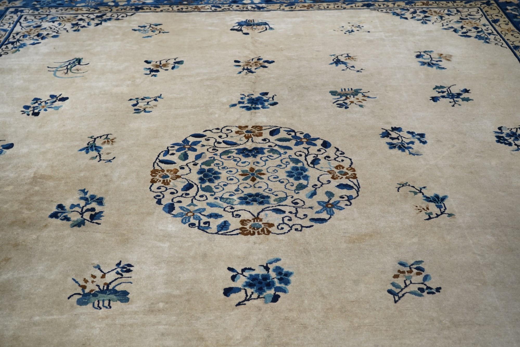 Tapis pékinois ancien 12'0'' x 14'7'' en vente 2