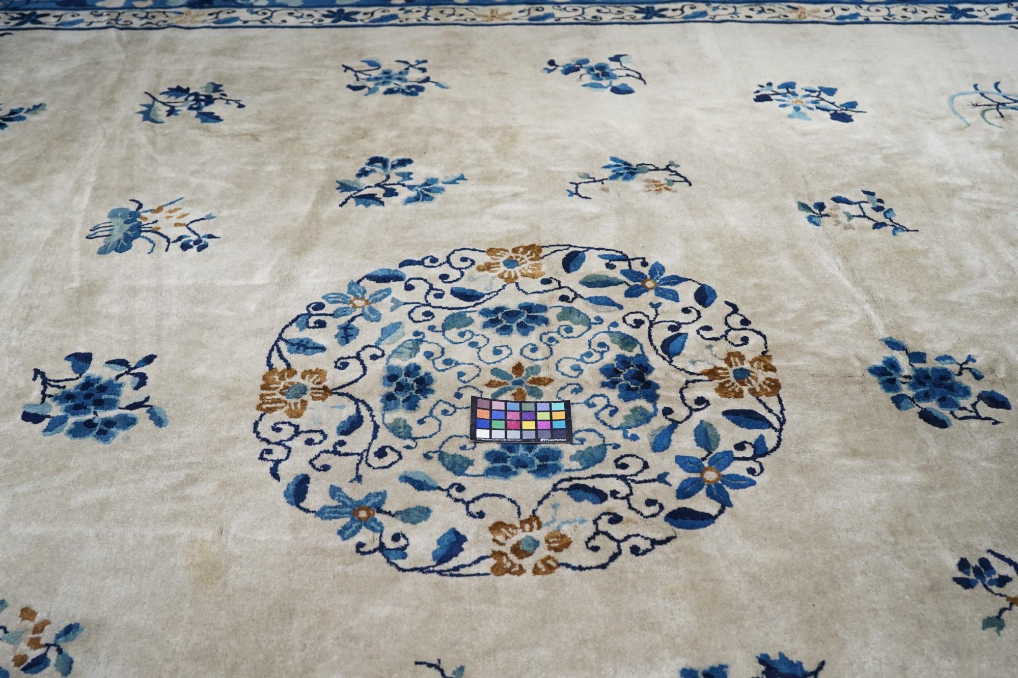 Tapis pékinois ancien 12'0'' x 14'7'' en vente 3