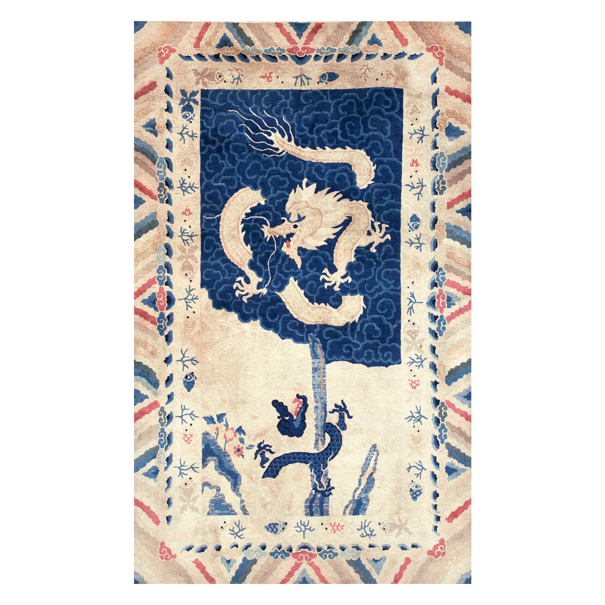 Tapis chinois du début du 20e siècle avec dragon de Pékin ( 4'2" x 6'10" - 127 x 208 )