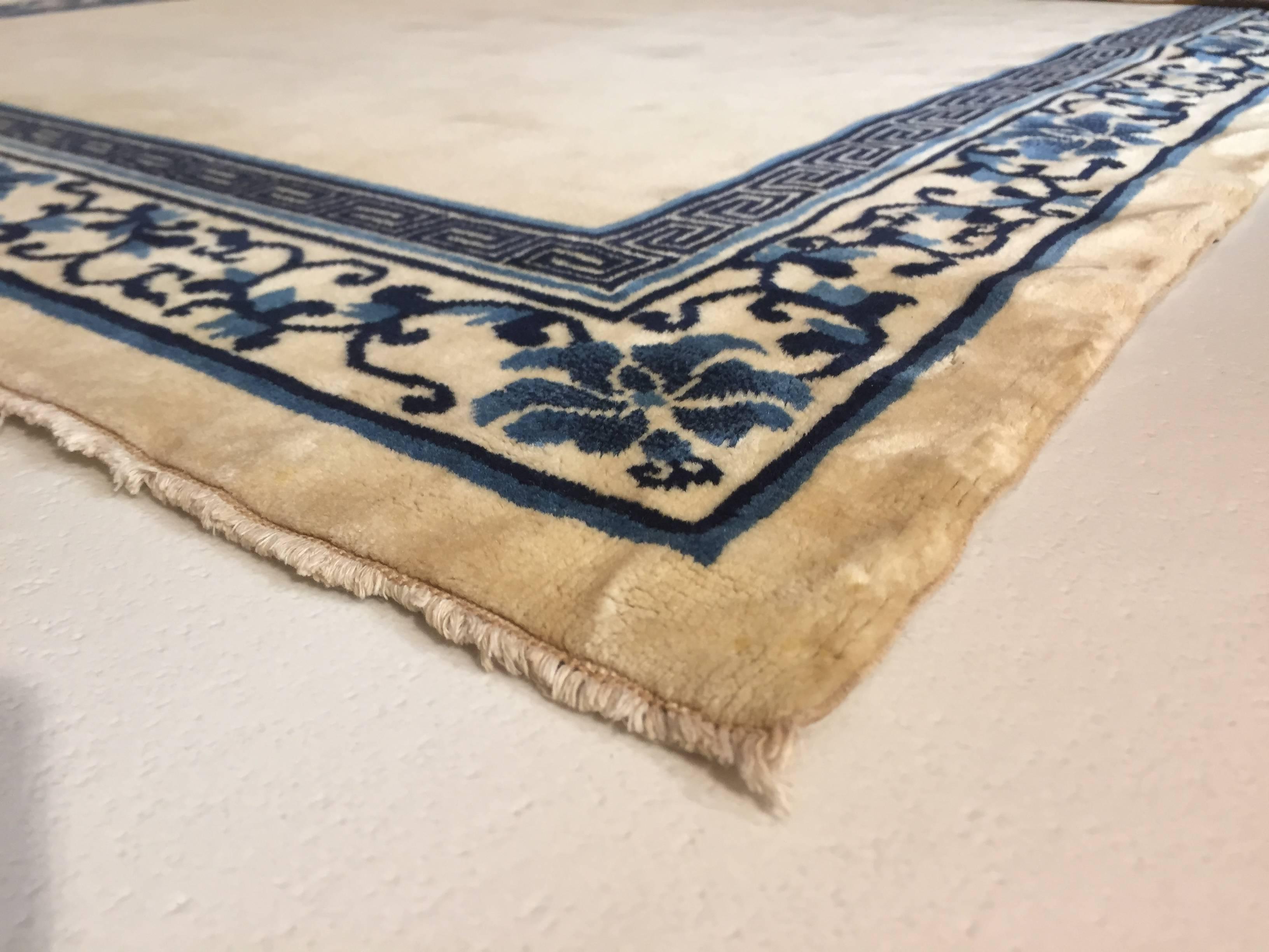 20th Century White and Blue Empty Field Flower Border Chinese Peking Rug, 1970s  In Good Condition For Sale In Firenze, IT