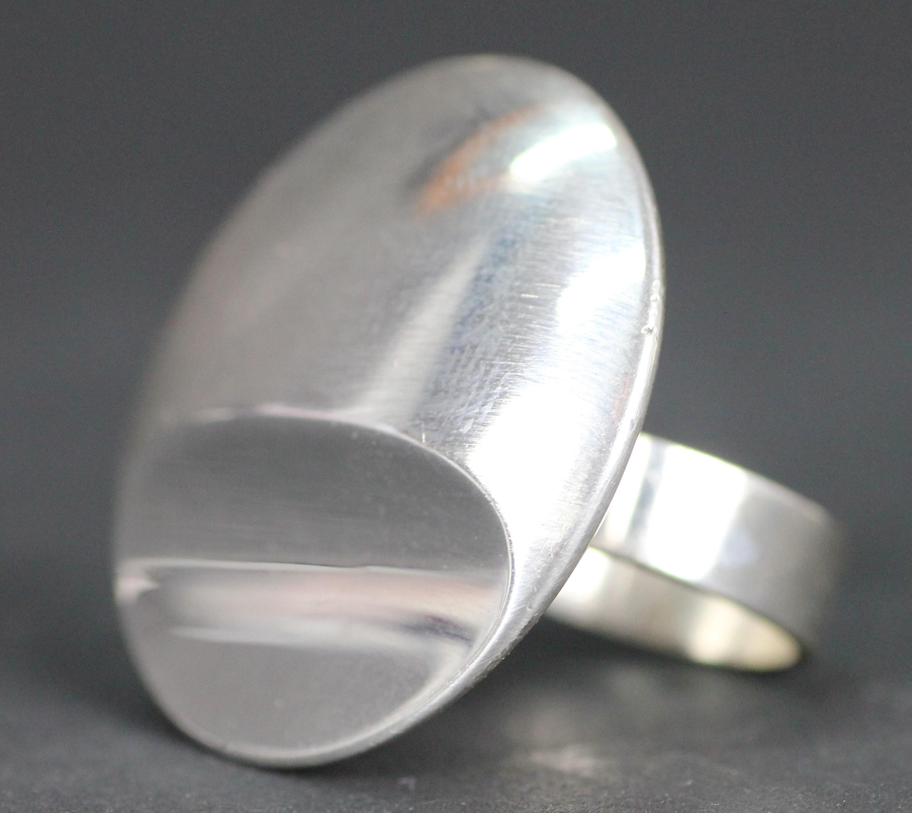Made for Auran Kultaseppä by Finnish designer Pekka Piekäinen in 1972.
A very modernistic ring made in sterling silver. Diameter 3cm. Very good condition.
Ring size 16mm. Us ring size 5 1/2.