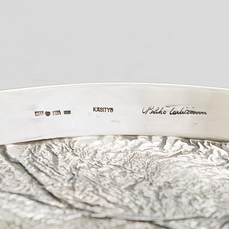 Hand made Pekka Turtiainen Sterling Silver tray made with  Samodorok technique in Helsinki by A. Sirtano circa 1970. Signed by the designer and stamped by manufacturer.
Good condition
Diam 23 cm handles excluded Weight 324 gr. 