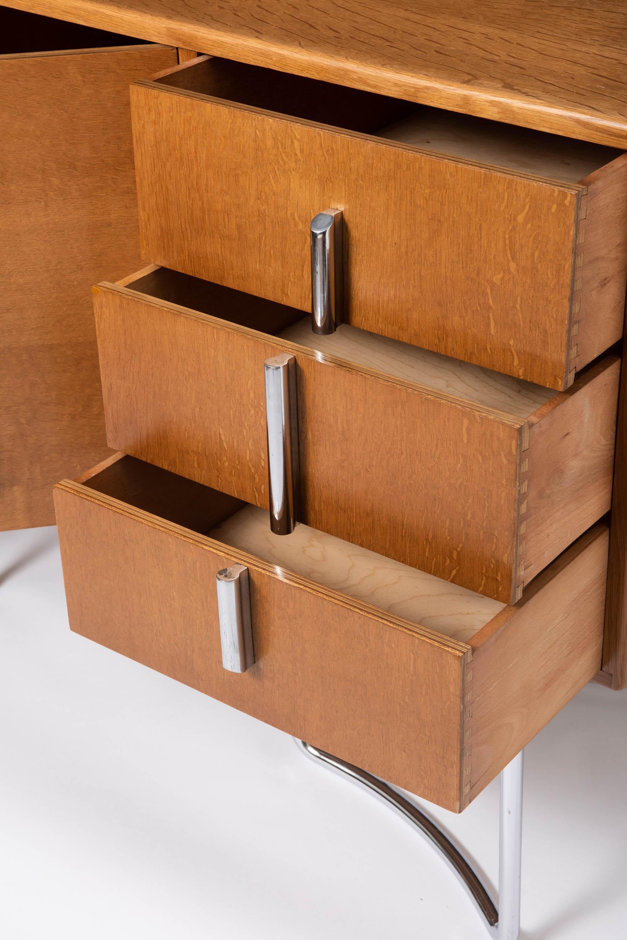 Veneer P.E.L. British Modernist Oak veneered Sideboard, England, circa 1931