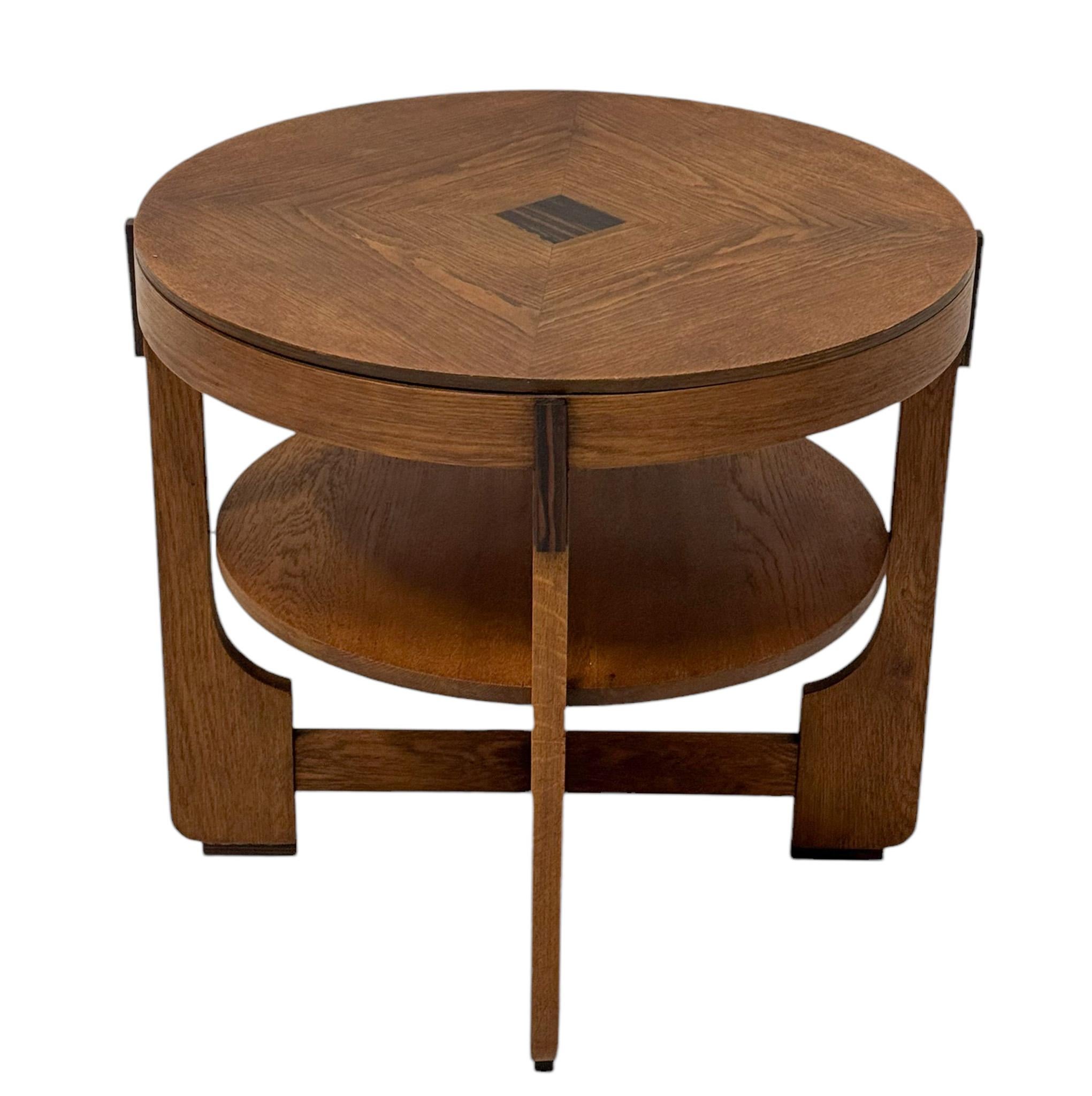 Impresionante y elegante mesa de centro de la Escuela Art Decó de Ámsterdam.
Diseño de P.E.L. Izeren para De Genneper Molen.
Llamativo diseño holandés de los años 1920.
Base de roble macizo con tablero original chapado en roble y ébano de
