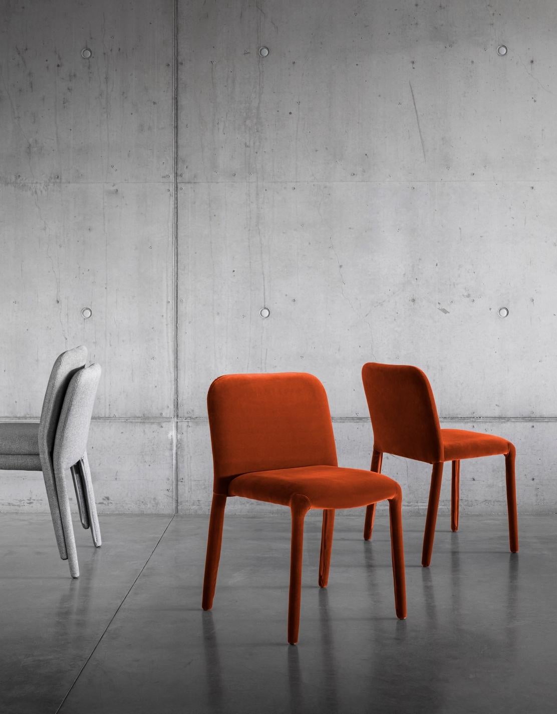 Pelè est entièrement rembourré, du dossier aux pieds. Avec son air bourgeois et sa forme arrondie, il est extrêmement polyvalent et s'adapte à tous les environnements.

Chaise empilable avec structure métallique, entièrement rembourrée.

Fondé