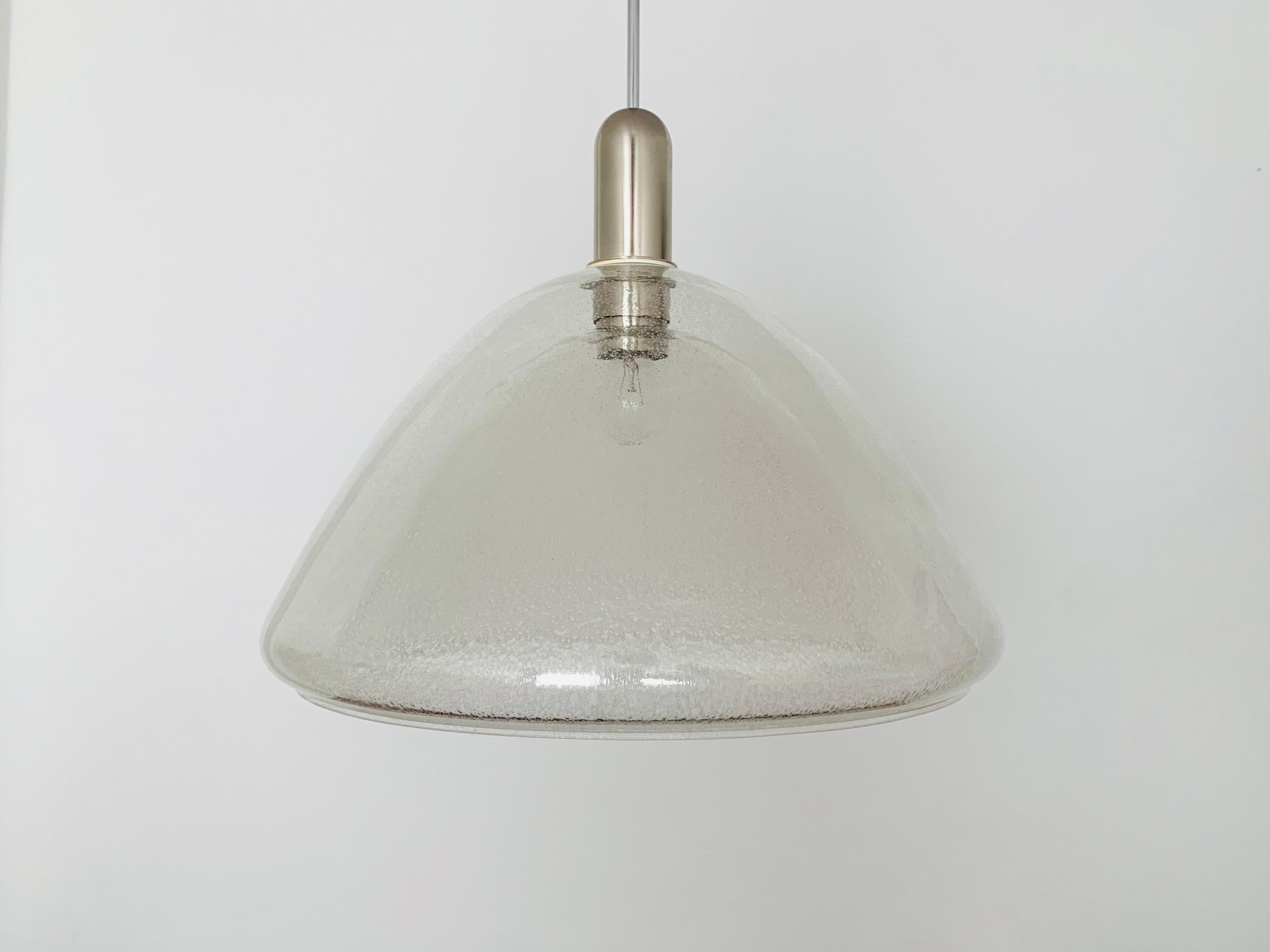 Bellissima e grande lampada da soffitto in vetro di Murano degli anni '60.
La lampada è molto elegante.
La struttura dei bicchieri crea una luce molto frizzante.

Produttore: Mazzega
Design: Carlo Nason

Condizioni:

Condizioni vintage molto buone