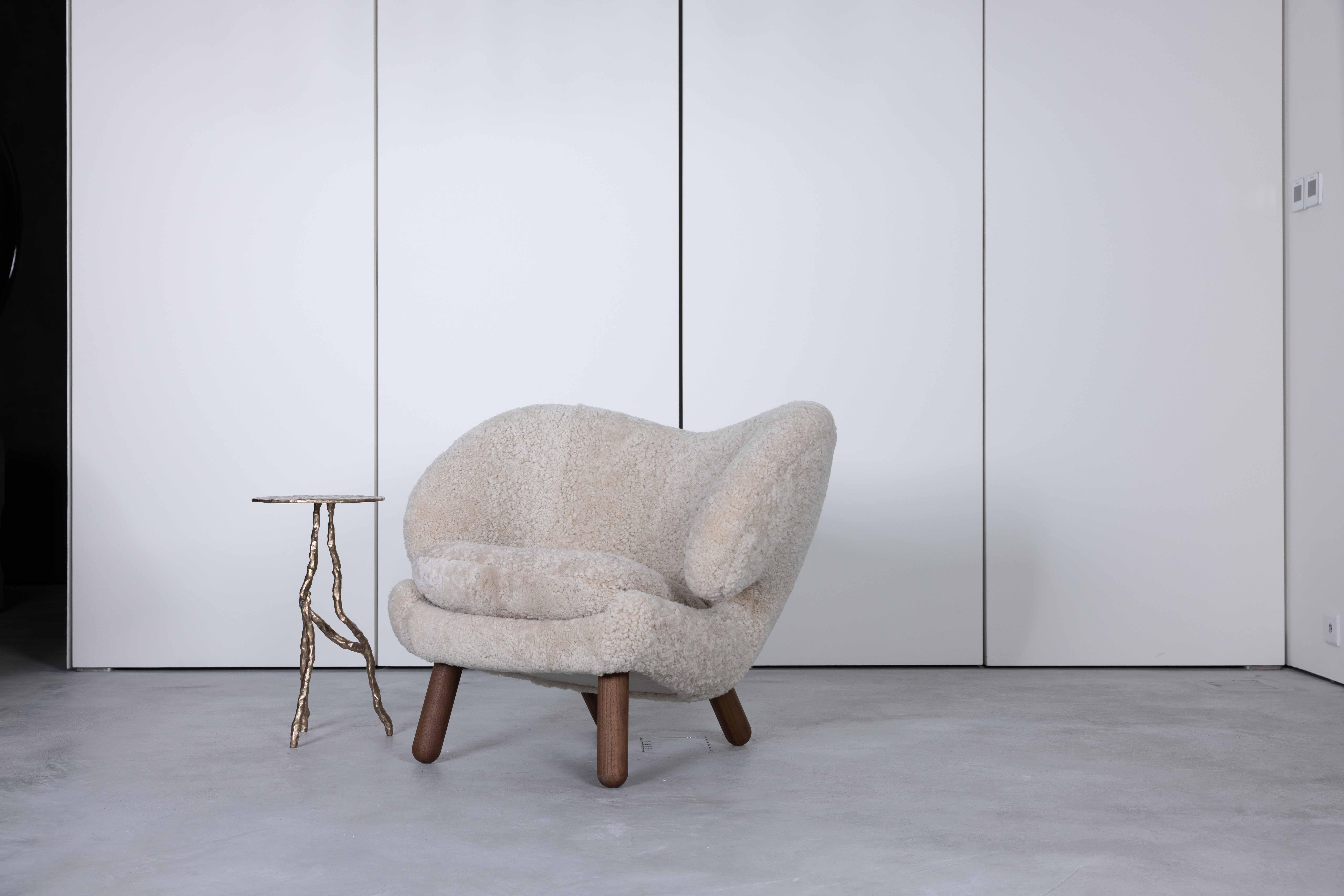 Finn Juhl’s fascination for surrealism is clearly visible in the Pelican Chair. Out of all his many designs, the Pelican Chair was probably the one furthest ahead of its time. The Pelican Chair is produced with buttons. It is manufactured with a