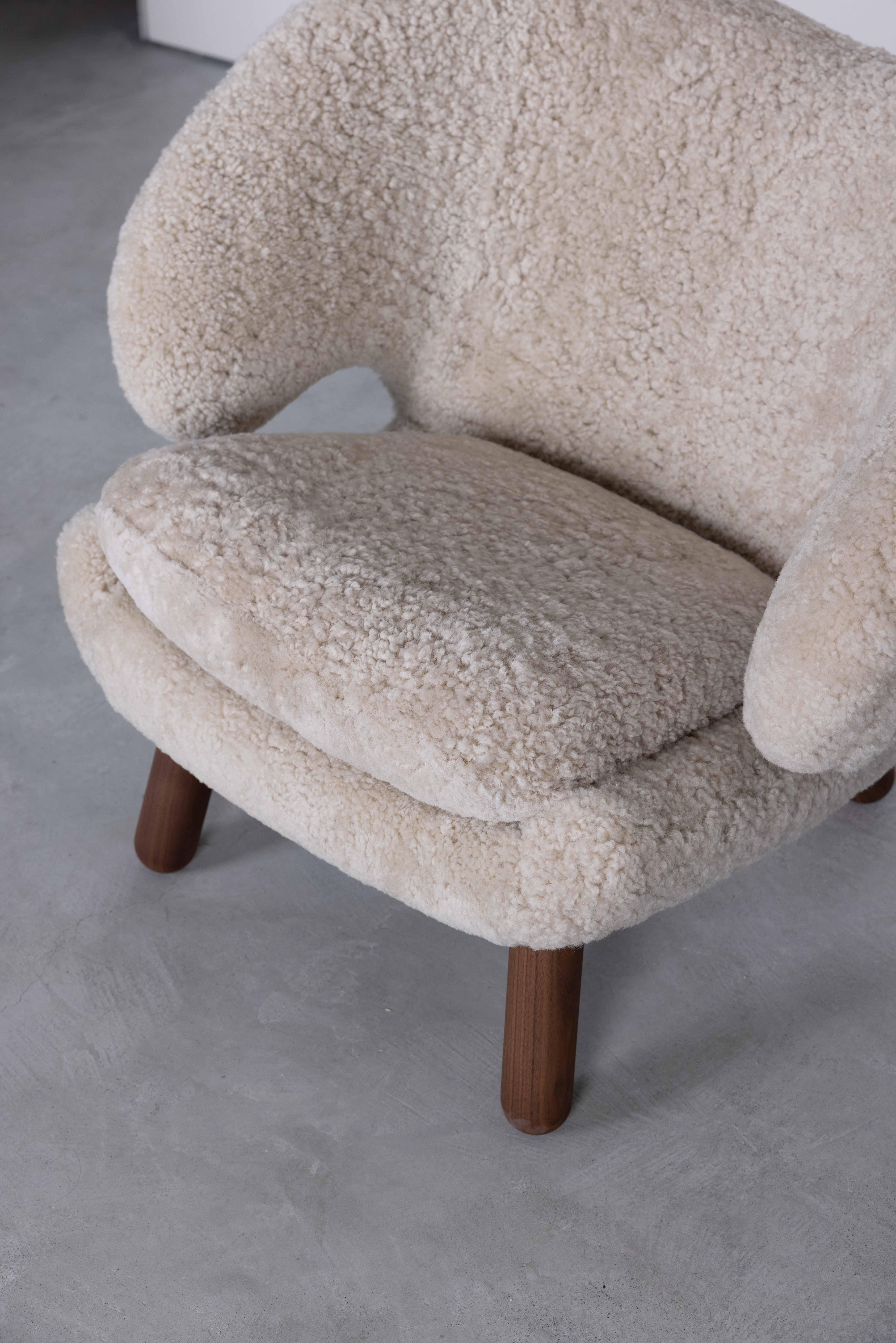 Pelican Chair with Buttons House of Finn Juhl In New Condition For Sale In Dubai, DU