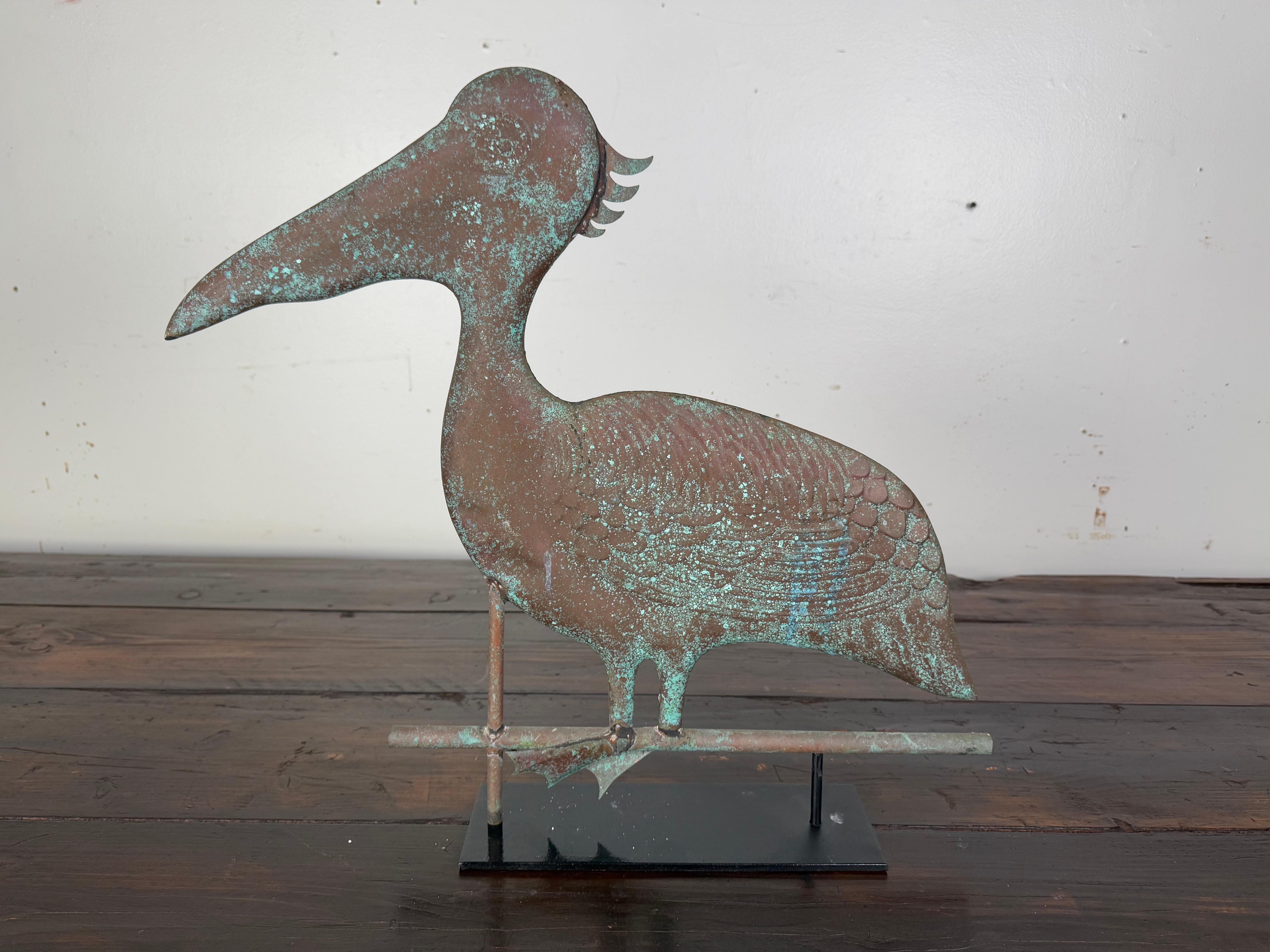 Arte popolare Pelican, banderuola in rame montata su una base in vendita