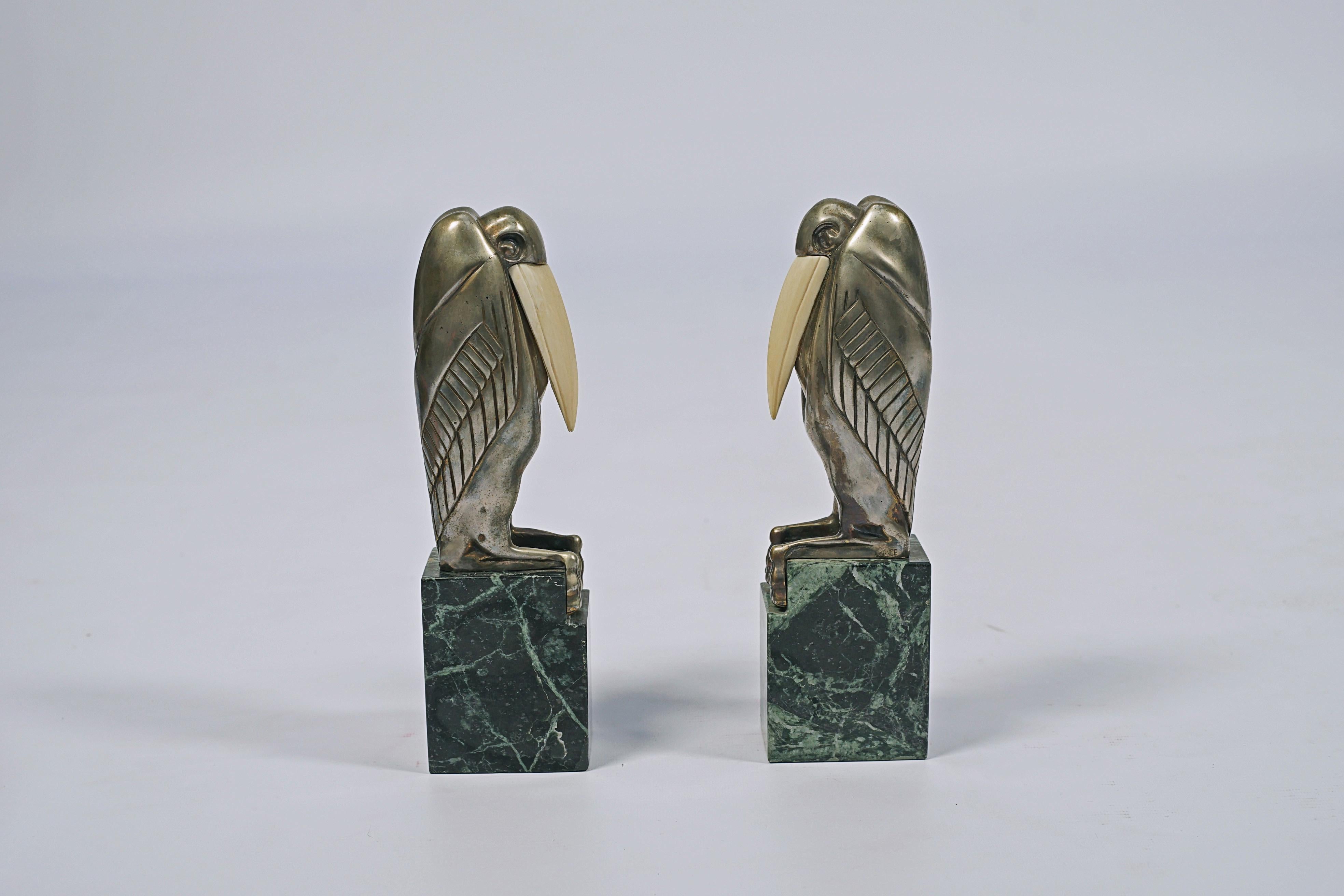 Serre-livres en forme de pélicans de Marcel André Bouraine (1886 -1948). Base en bronze et marbre.

Victor Arwas (1984) 