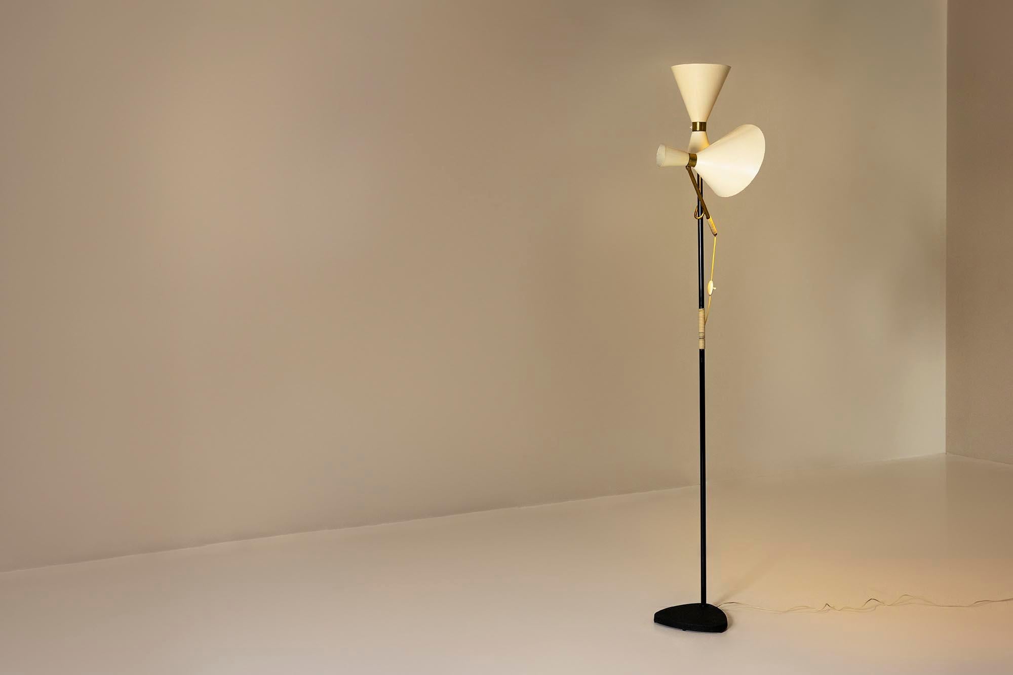 'Pelikan' Floor lamp in Brass and Lacquered Steel by J.T. Kalmar, Austria 1950s In Good Condition For Sale In Hellouw, NL
