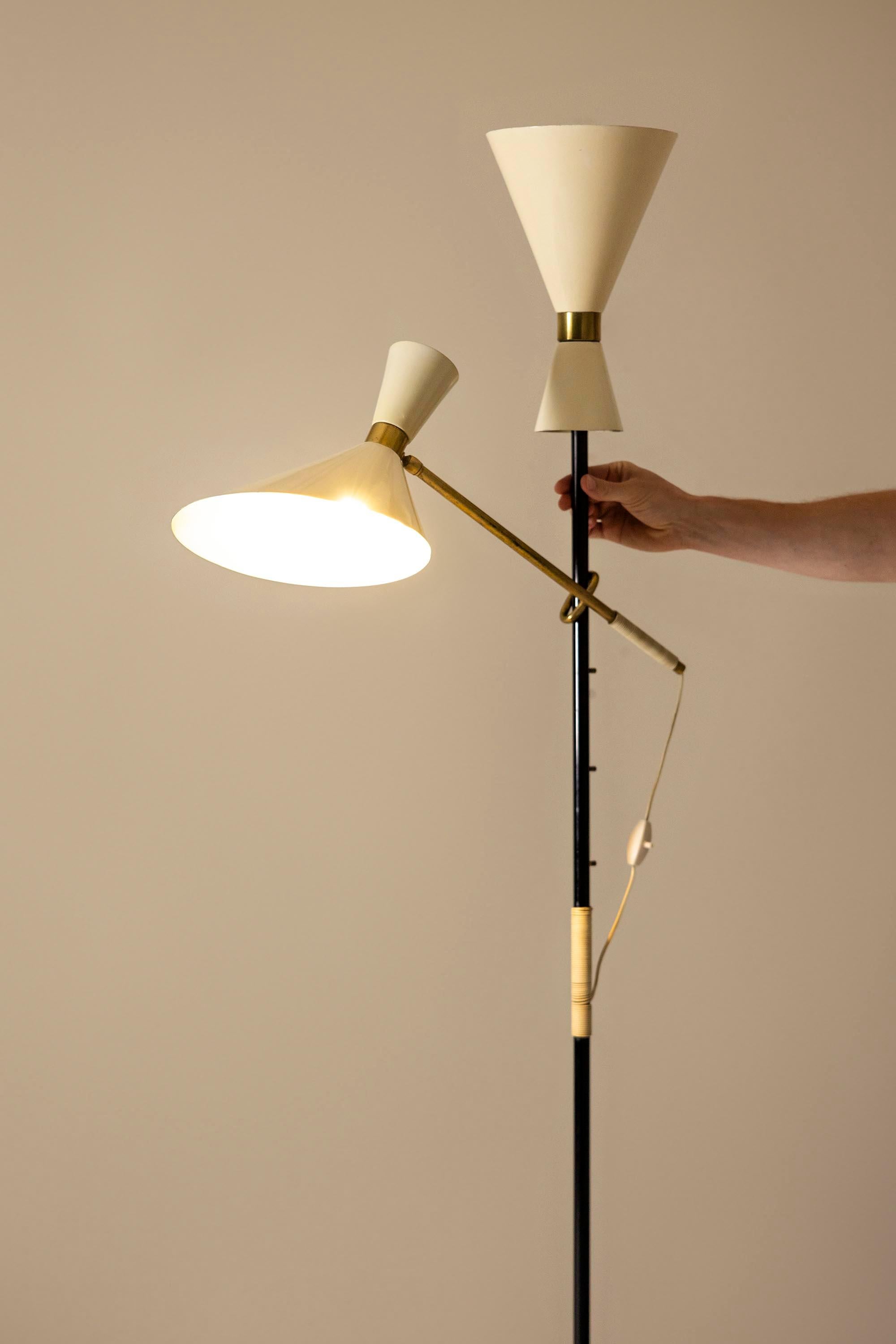 'Pelikan' Floor lamp in Brass and Lacquered Steel by J.T. Kalmar, Austria 1950s For Sale 1