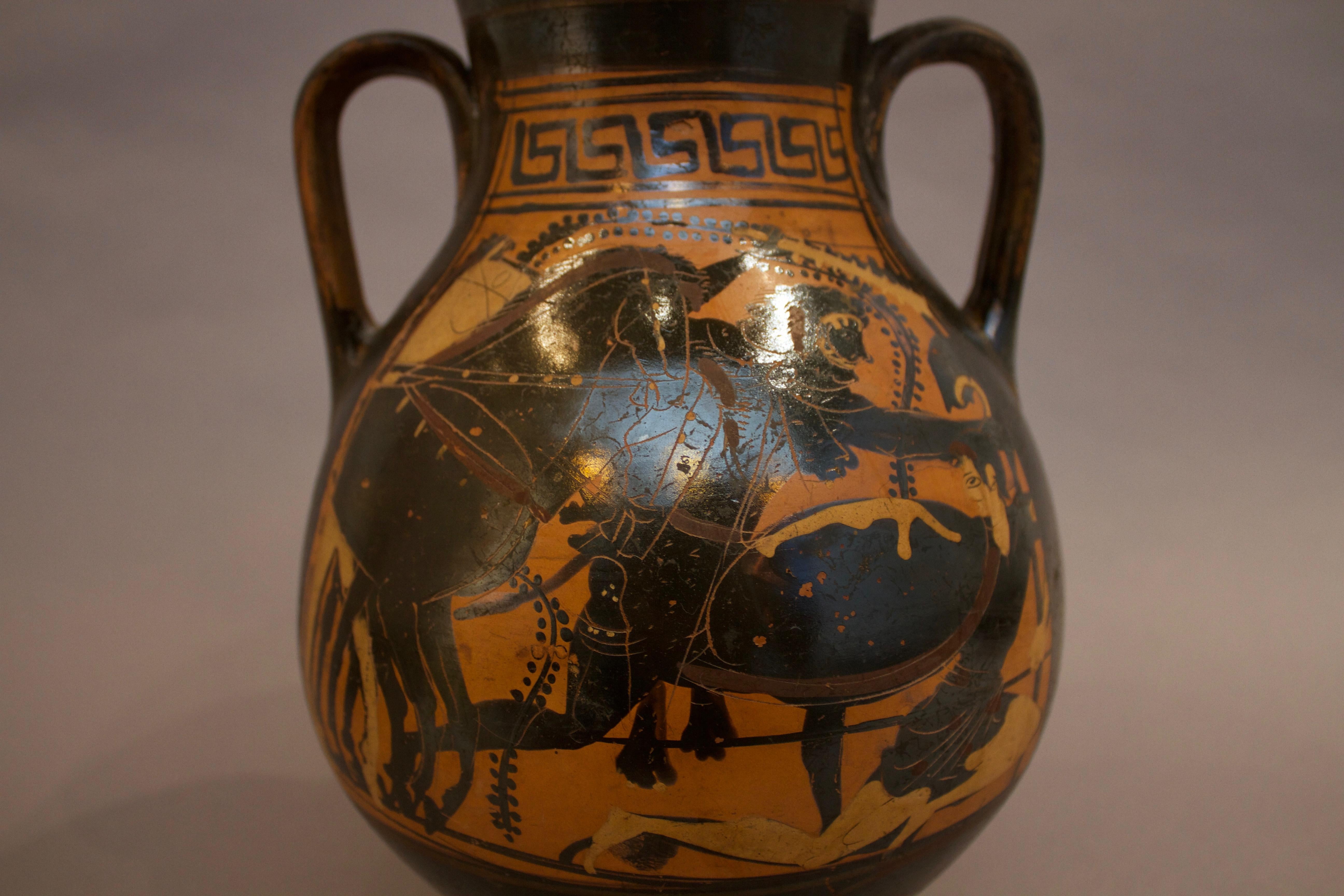 Side A presents the ninth of the twelve Herculean jobs : Hercules must retrieve the Amazons’ Queen, Hippolyta’s, belt. The moment portrayed is the paroxysm of the event since the final death blow is about to be dealt. Hercules’ left hand holds the