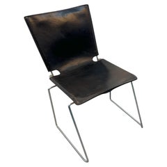 Silla de comedor sin reposabrazos «Pelle», de cuero y metal, diseñada por Toyoda Hiroyuki para ICF