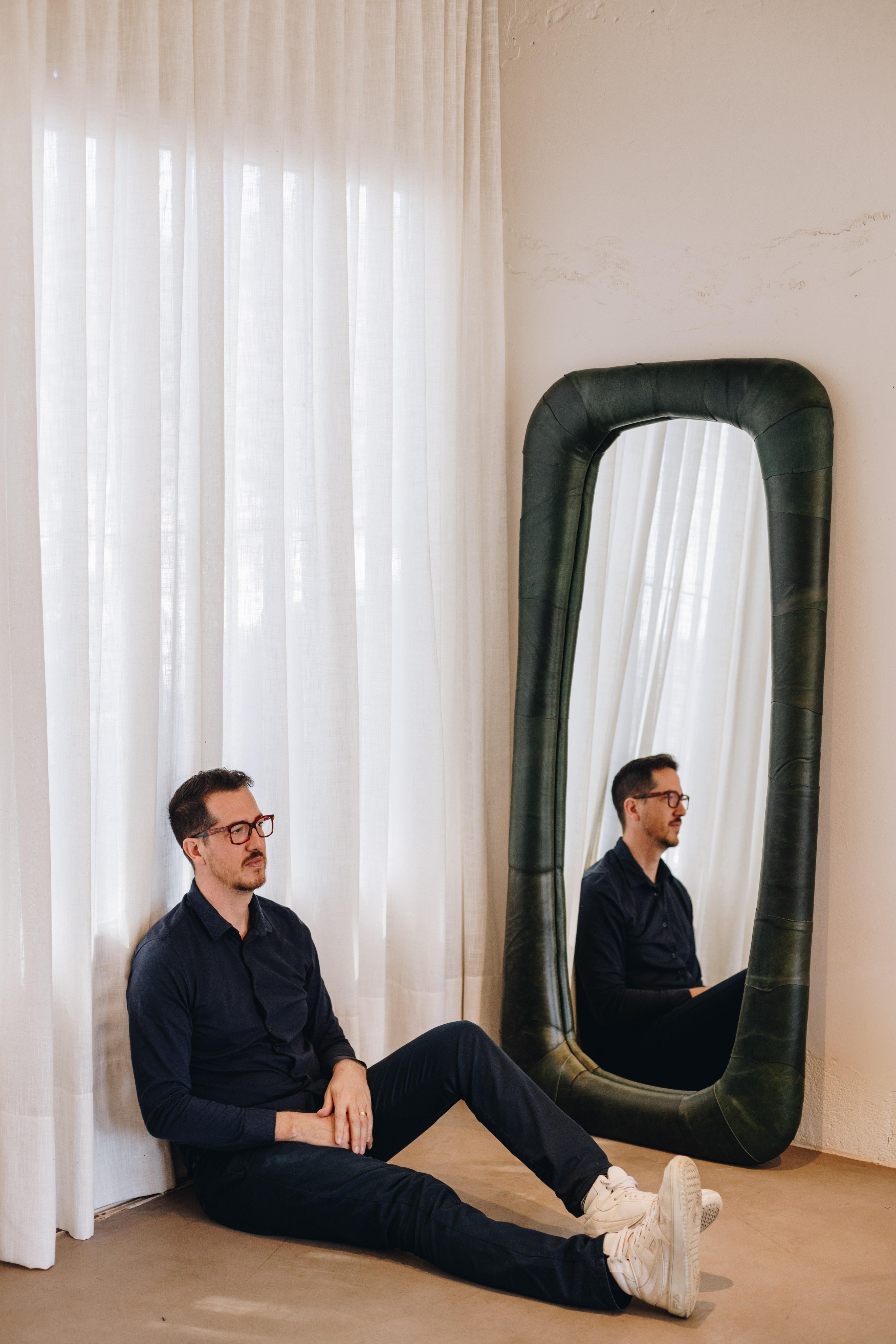 Pelle Specchio PELLE di Danilo Vale - misura G - con cornice rivestita in pelle in vendita