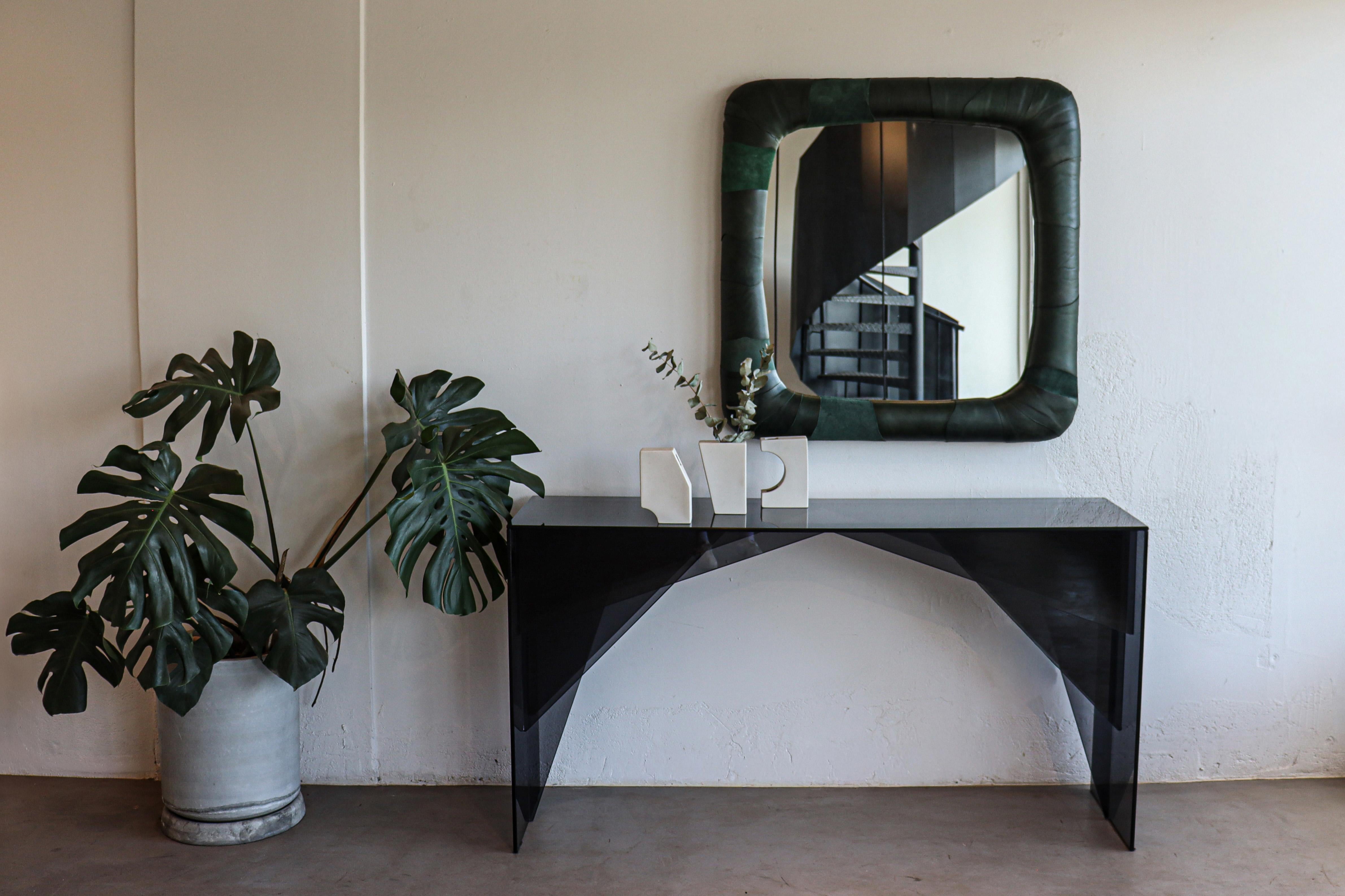 Pelle mirror by Danilo Vale – size M – with a leather upholstered frame In New Condition For Sale In Brasilia, Distrito Federal