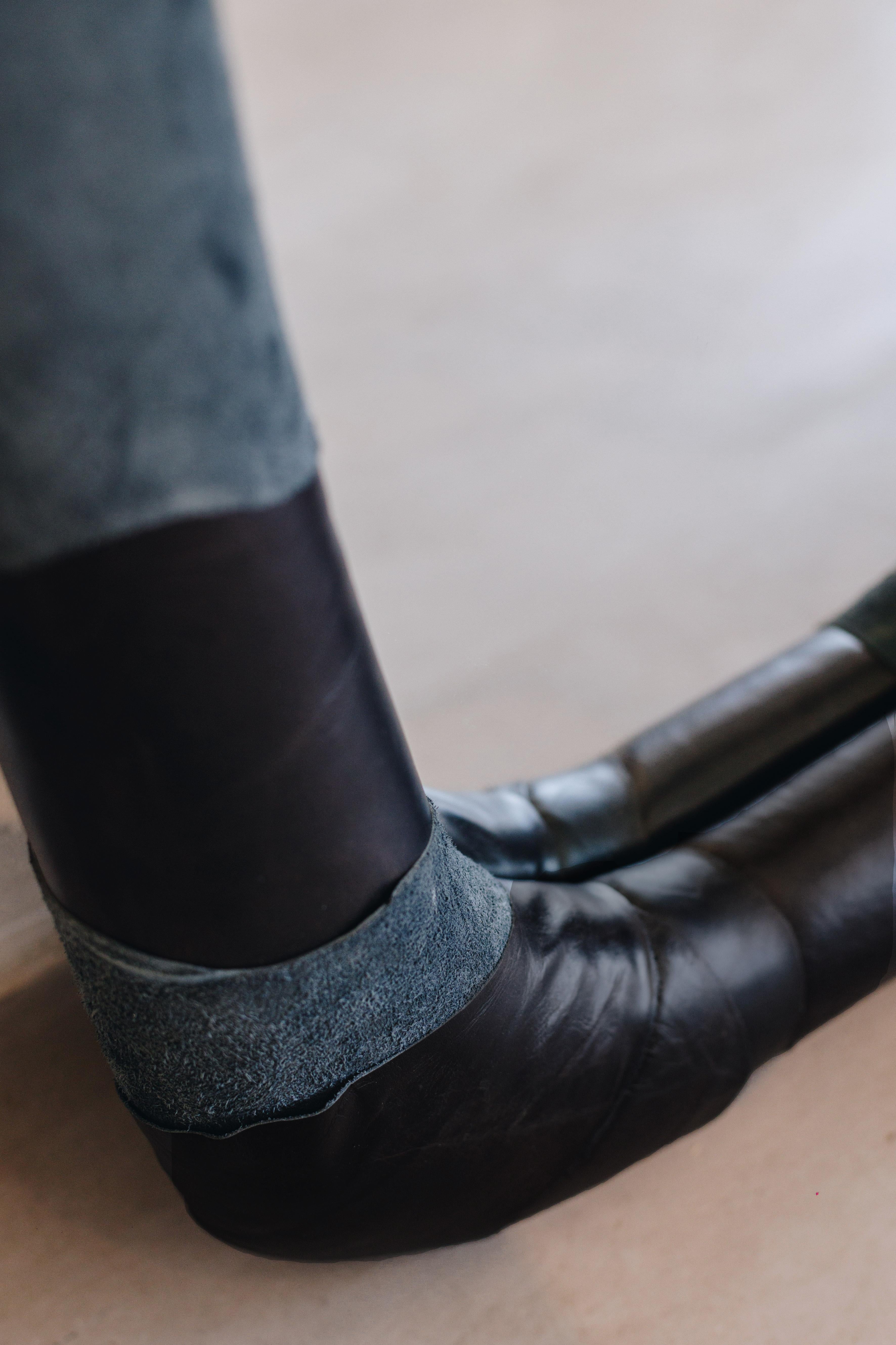 Pelle mirror by Danilo Vale – size M – with a leather upholstered frame For Sale 2