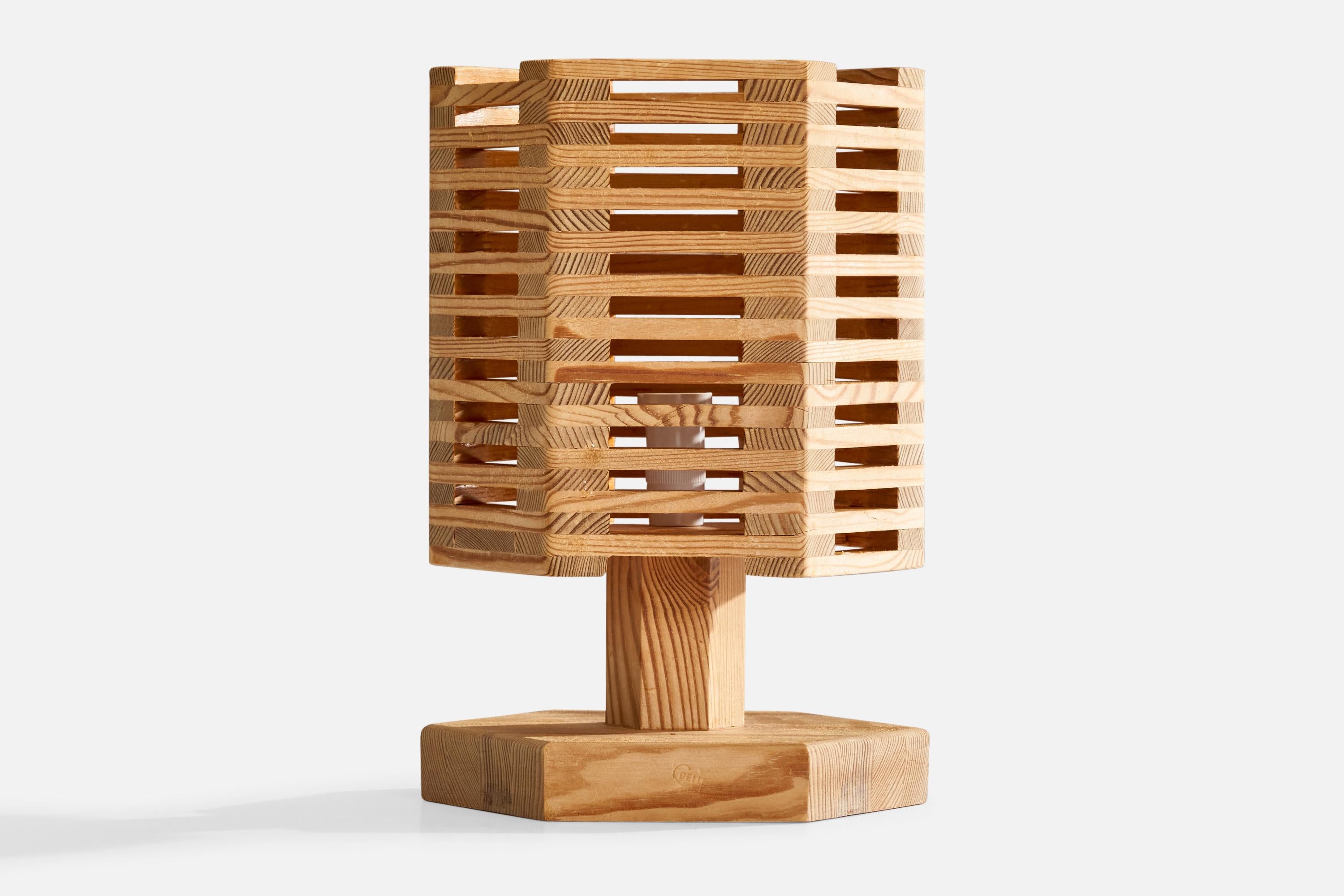 Lampe de table en pin conçue et produite par Pelle Snidare, Suède, c.C. 1970.

Dimensions de la lampe (pouces) : 1.25