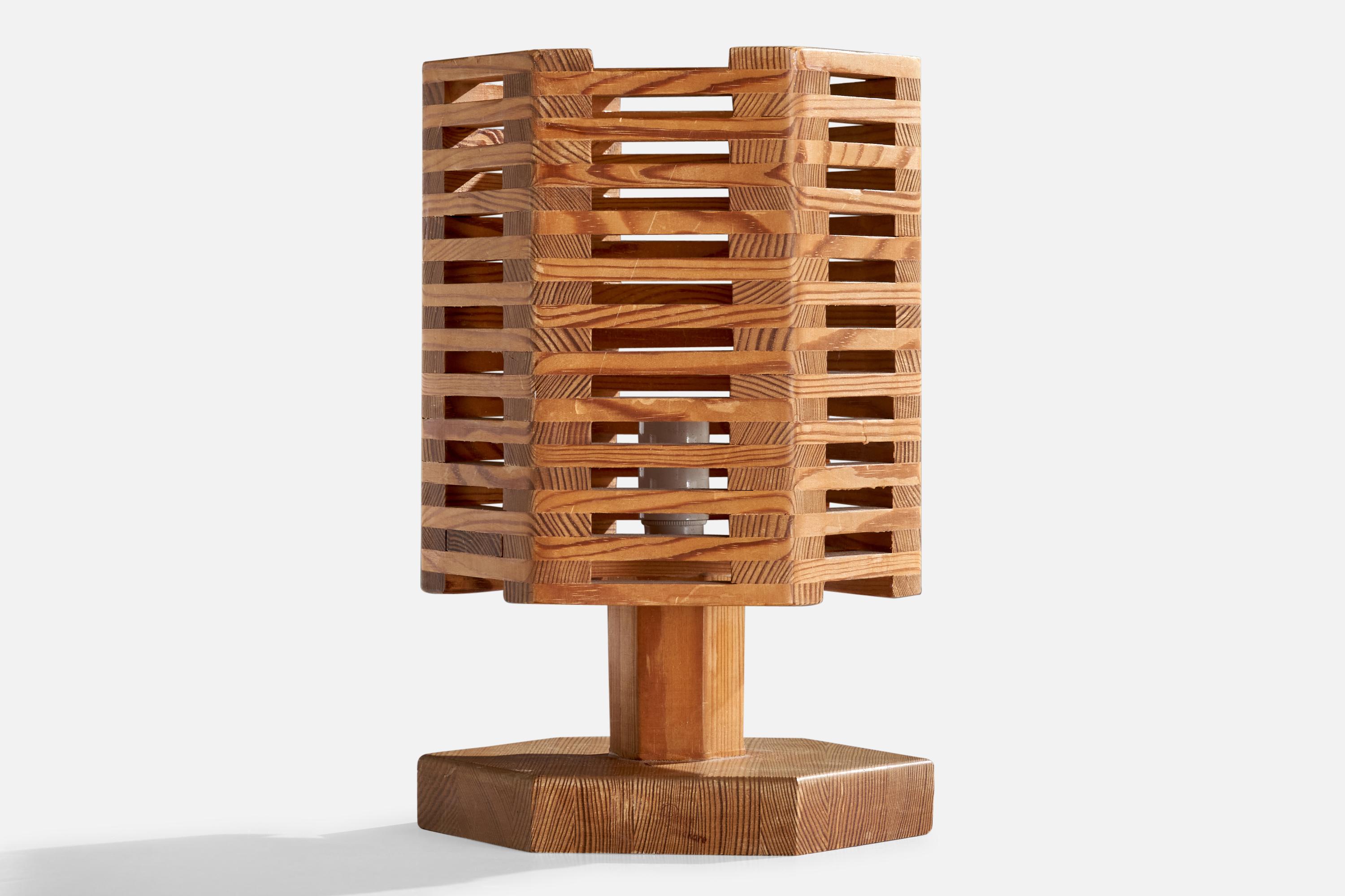 Lampe de table en pin conçue et produite par Pelle Snidare, Suède, c.C. 1970.

Dimensions de l'abat-jour (pouces) : 7,5