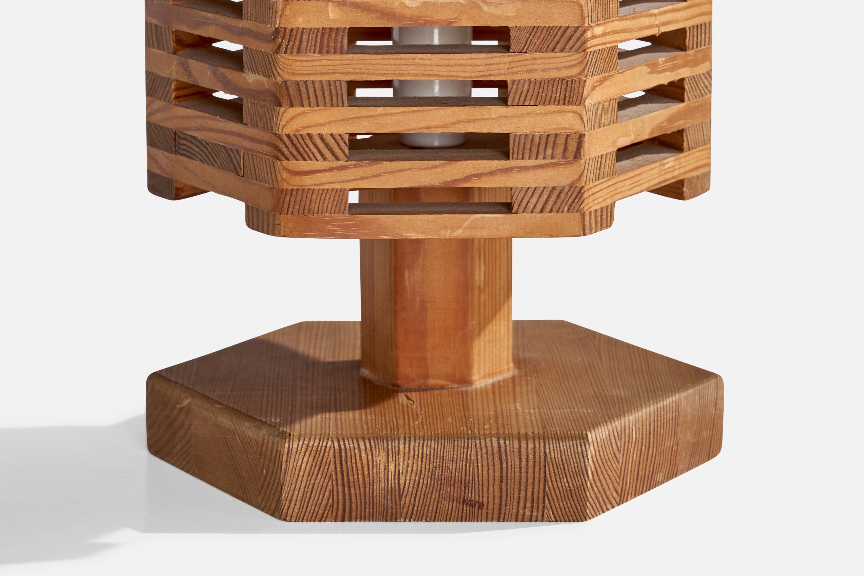 Pin Lampe de bureau Pelle Snidare, pin, Suède, 1970 en vente