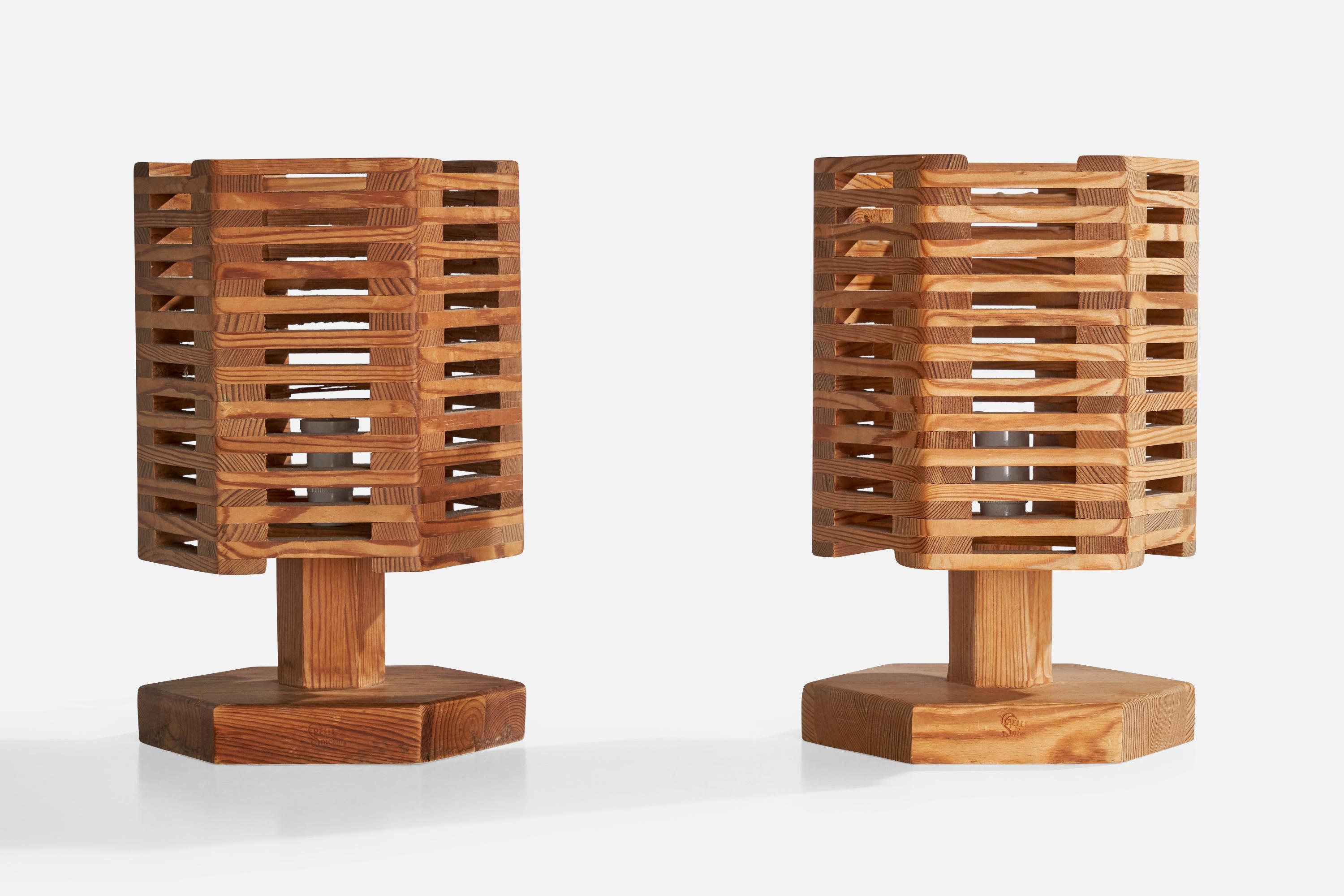 Paire de lampes de table en pin conçues et produites par Pelle Snidare, Suède, C.C..

Dimensions de la lampe (pouces) : 11.75 H x 7.5