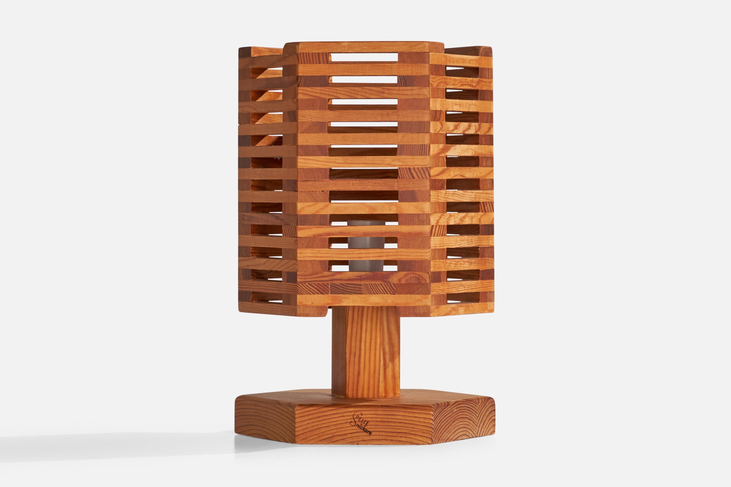 Lampes de bureau Pelle Snidare, pin, Suède, 1970 Bon état - En vente à High Point, NC
