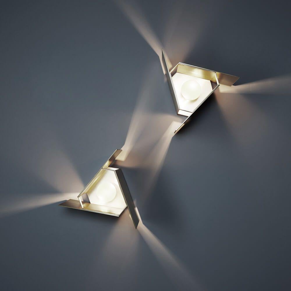 Die Leuchtenserie Tripp verbindet die geerdete Stabilität einer strengen geometrischen Form mit der radialen Energie der ausladenden Bewegung einer Spirale.

Die aus minimalen Materialien gefertigte Tripp-Leuchte hat eine klassische, dreiseitige