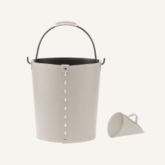 Contenitore per pellet VIPEL con paletta di Limac Design, in pelle moderna