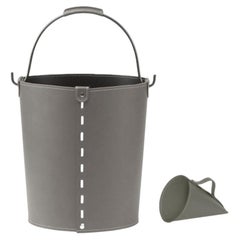 Contenitore per pellet VIPEL con paletta di Limac Design, in pelle moderna