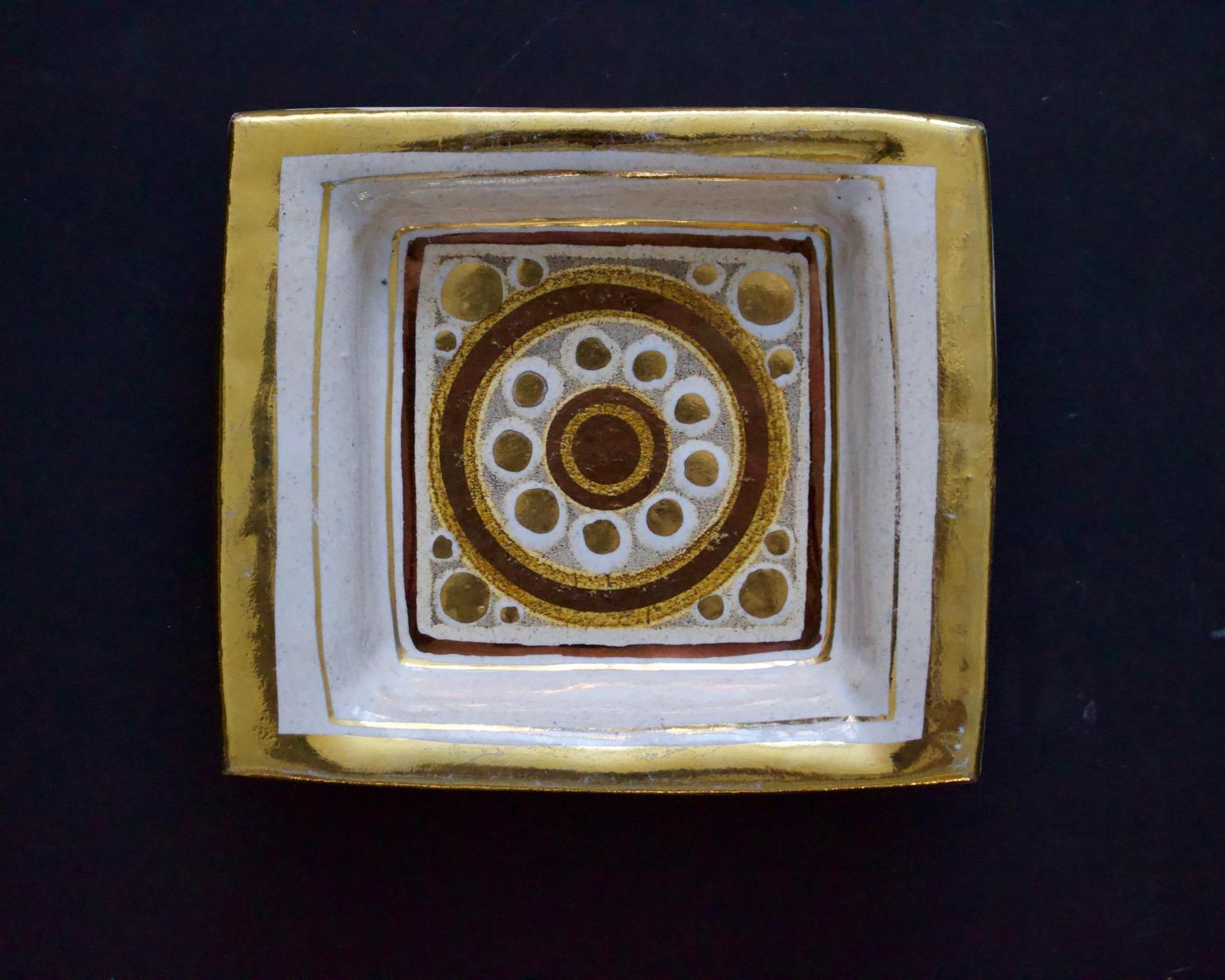 Small decorative dish or vide-poche by ceramicist Georges Pelletier, France.

Handmade ceramic, with an attractive design in off-white with gold and copper-lustre details. The piece is glazed with a mixture of glossy and matte finish. Mounted with