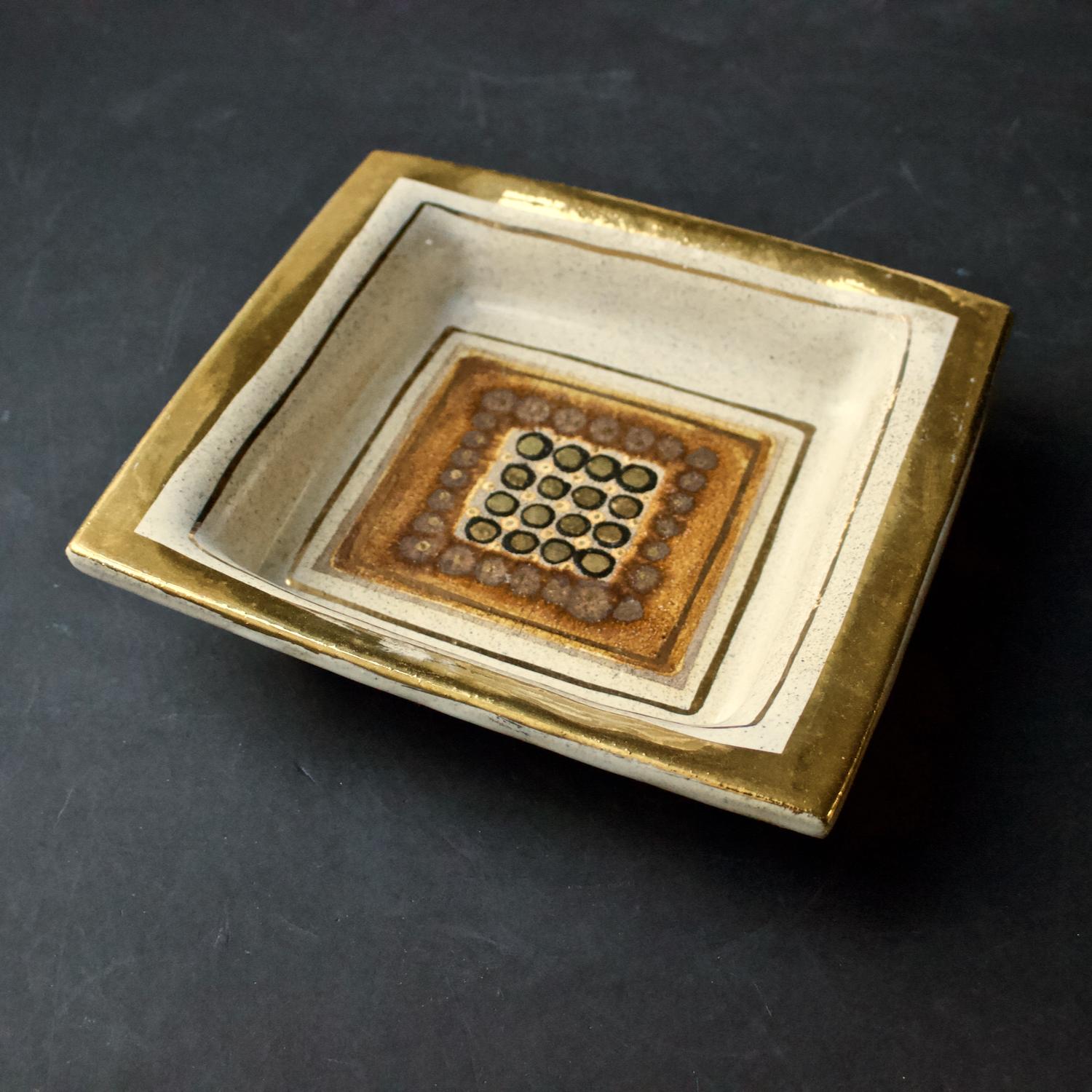 Decorative dish or vide-poche by ceramicist Georges Pelletier, France.

Handmade ceramic, with an attractive design in off-white and neutral shades, with gold-lustre details. The piece is glazed with a mixture of glossy and matte finish. Mounted