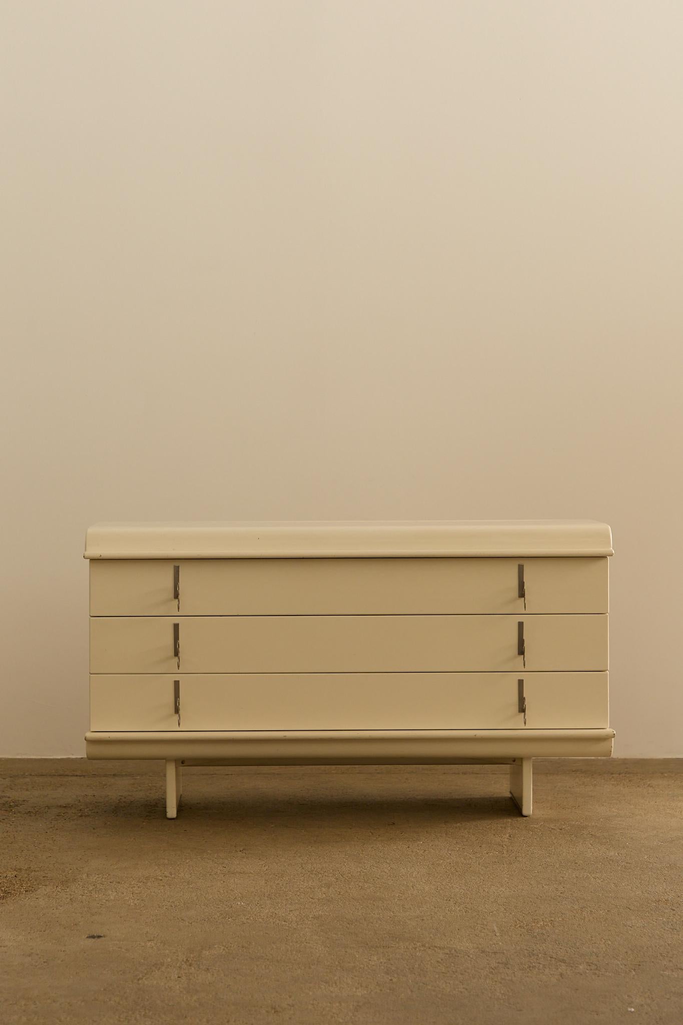 Iconic and rare chest of drawers from the 'Pellicano' series by Vittorio Introini for Saporiti Italia, circa 1960. A standout example of Italian modernism, featuring its original white lacquer finish and sculptural walnut veneer body with curved