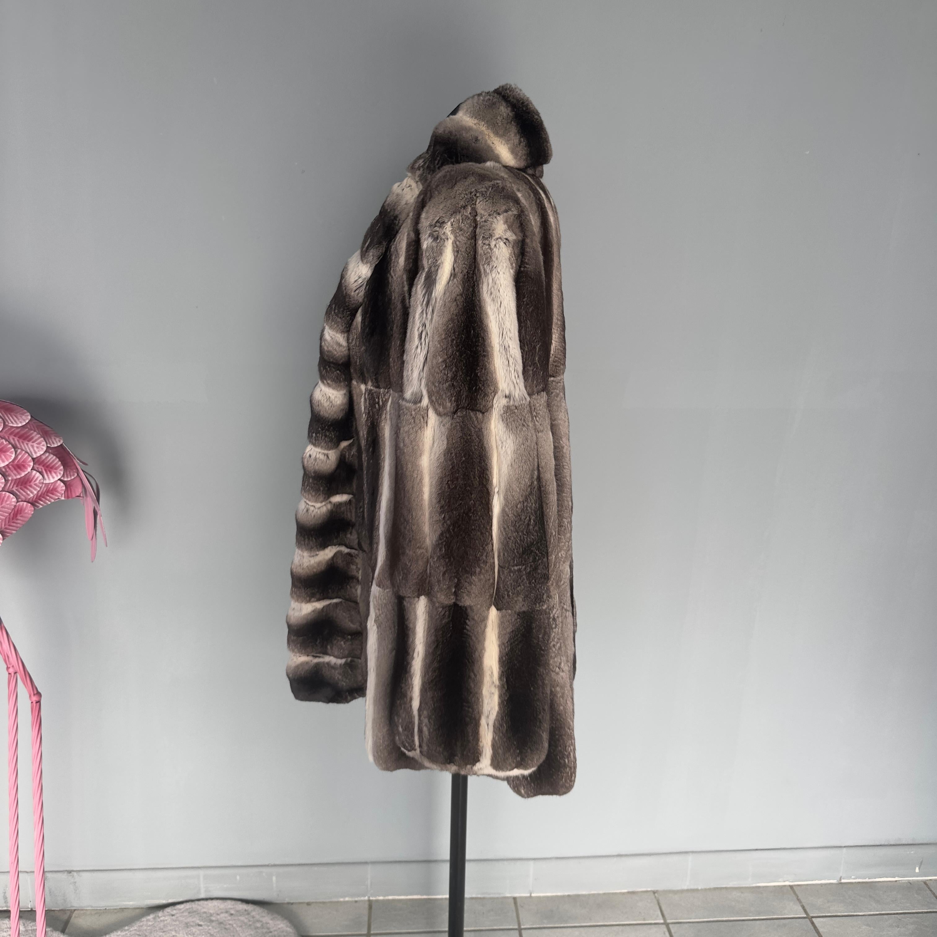 Refined authentic natural chinchilla fur made by Bertoletti Vigevano, a historic Italian maison of high fur.
A garment of extraordinary softness and luminosity, featuring handcrafted vertical banding that enhances its volume and