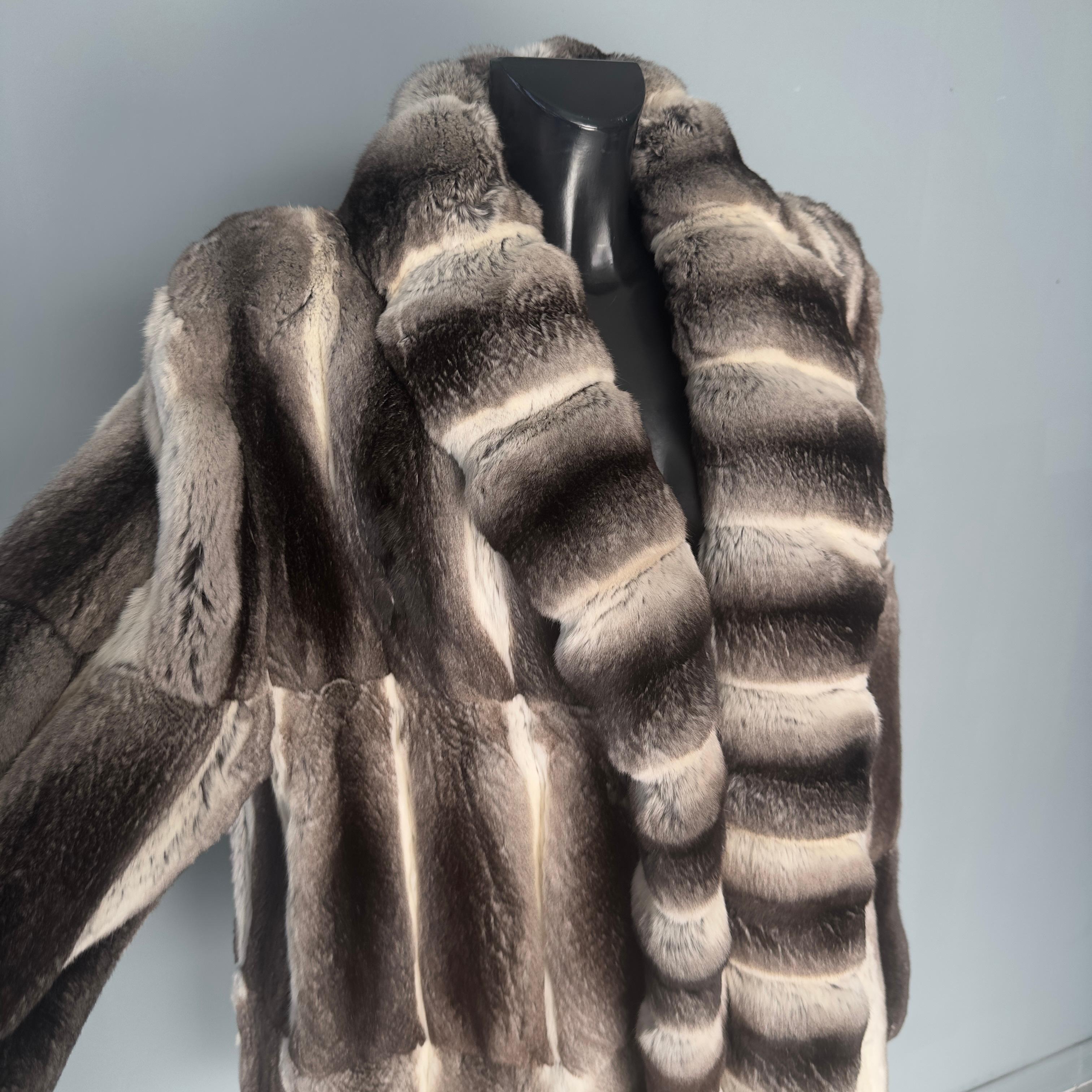 Handcrafted natural chinchilla fur coat, 2000s In Excellent Condition For Sale In Basaluzzo, IT