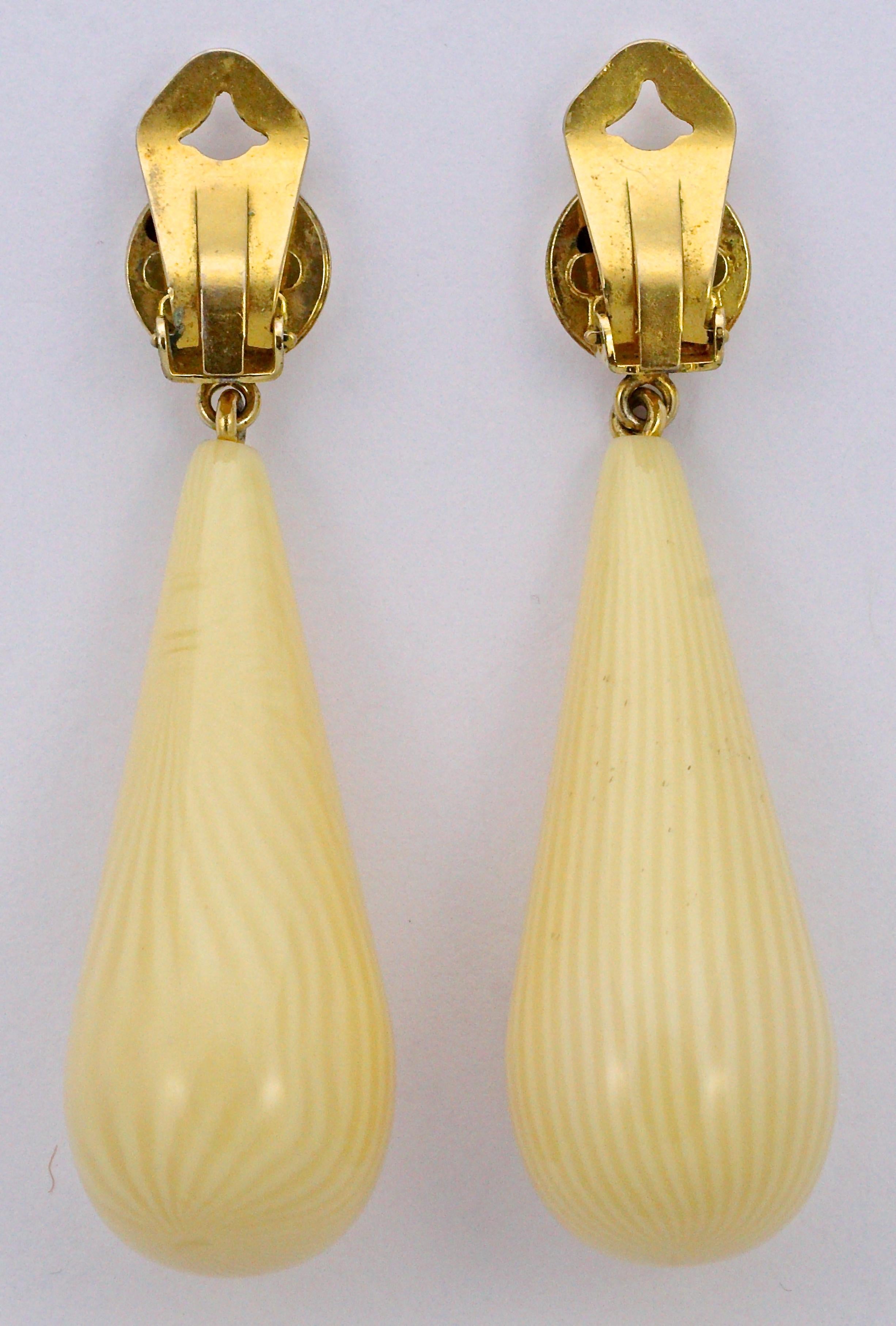Schöne Vintage Pellini Clip auf Gold Ton Ohrringe, mit langen gestreiften Creme Harz Träne Tropfen. Sie sind in sehr gutem Zustand, mit ein paar Flecken. Messlänge 6,7 cm / 2,64 Zoll.

Dies ist ein hochwertiges Paar Pellini Statement-Ohrringe,