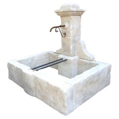 Pelonne Wandbrunnen aus geschnitztem Kalkstein mit einer Säule aus der Provence, Frankreich