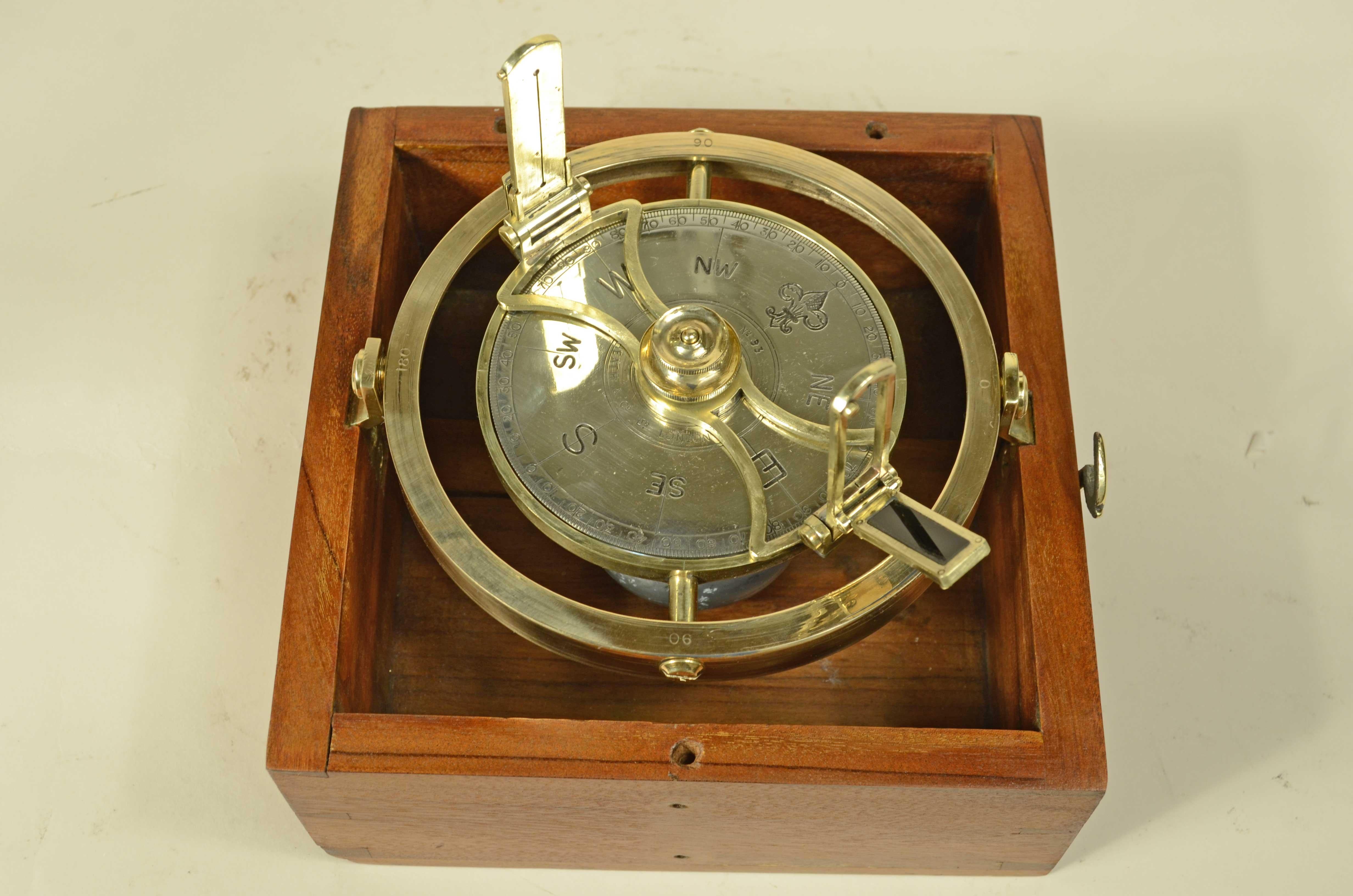 Peloro in ottone  firmato HEATH & C Ltd London N. 93  della seconda metà del XIX sec., azienda costruttrice di strumenti scientifici fondata nel 1845  e attiva fino al 1937. 
Lo strumento è dotato di un sistema di mira con filtri e di una rosa a