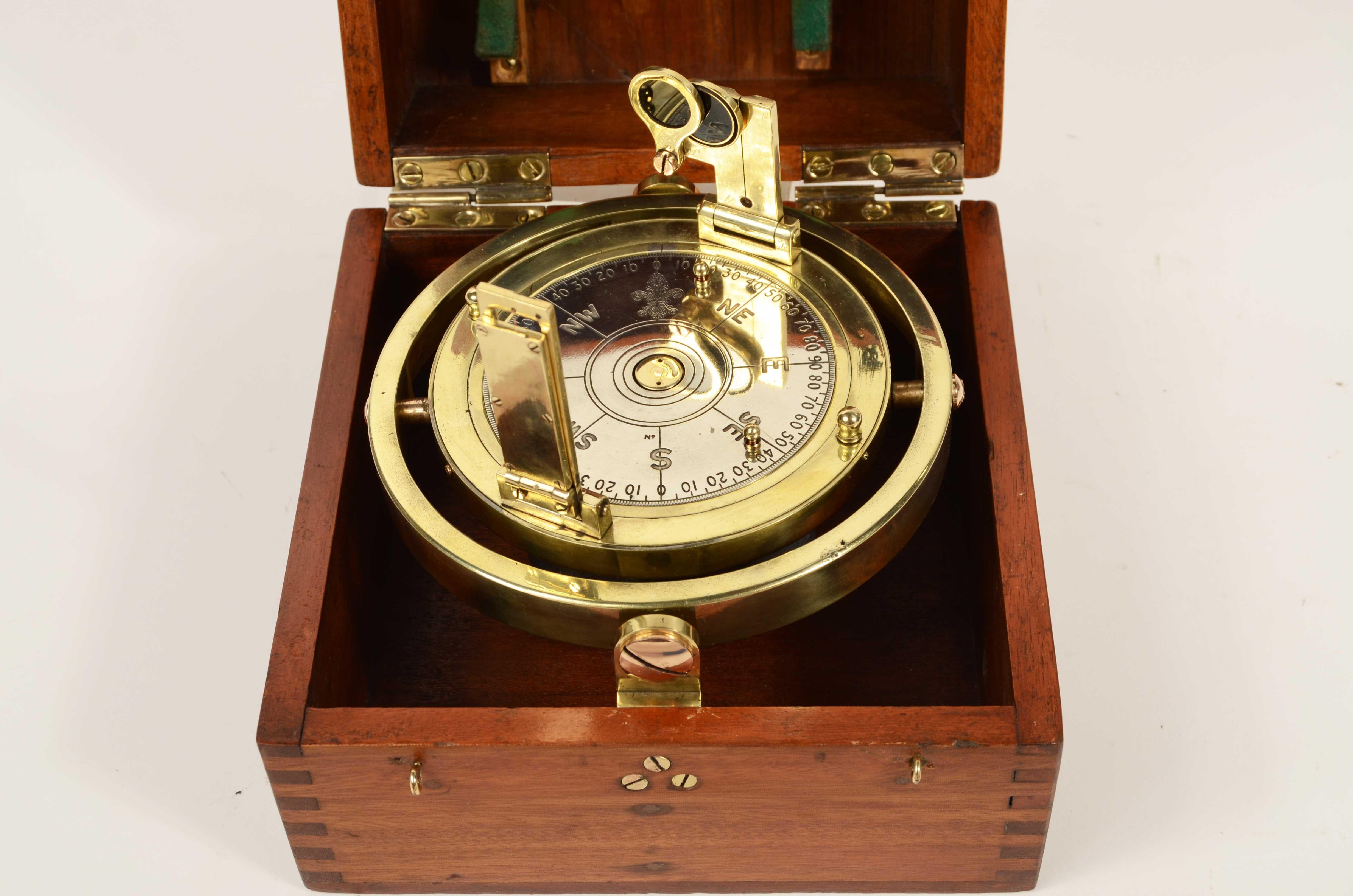 Peloro inglese  in ottone della seconda metà del XIX sec., montato su giunto cardanico all’interno della sua  scatola originale in legno di mogano con cerniere e ganci di chiusura in ottone. 
Lo strumento è dotato di un sistema di mira con filtri e