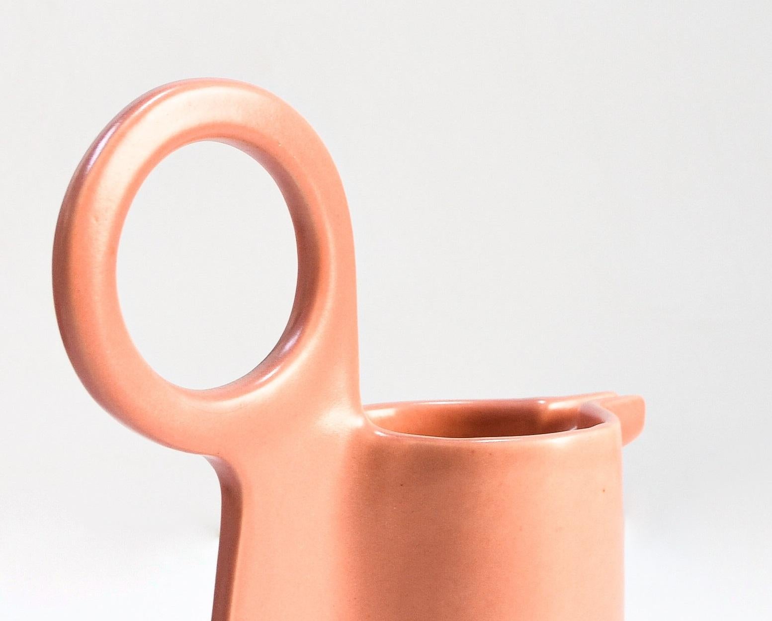 Moderne Pichet Pelota en céramique émaillée rose mat par Eguiarte & Eguiarte en vente