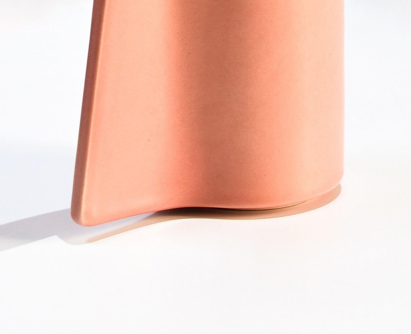 Mexicain Pichet Pelota en céramique émaillée rose mat par Eguiarte & Eguiarte en vente