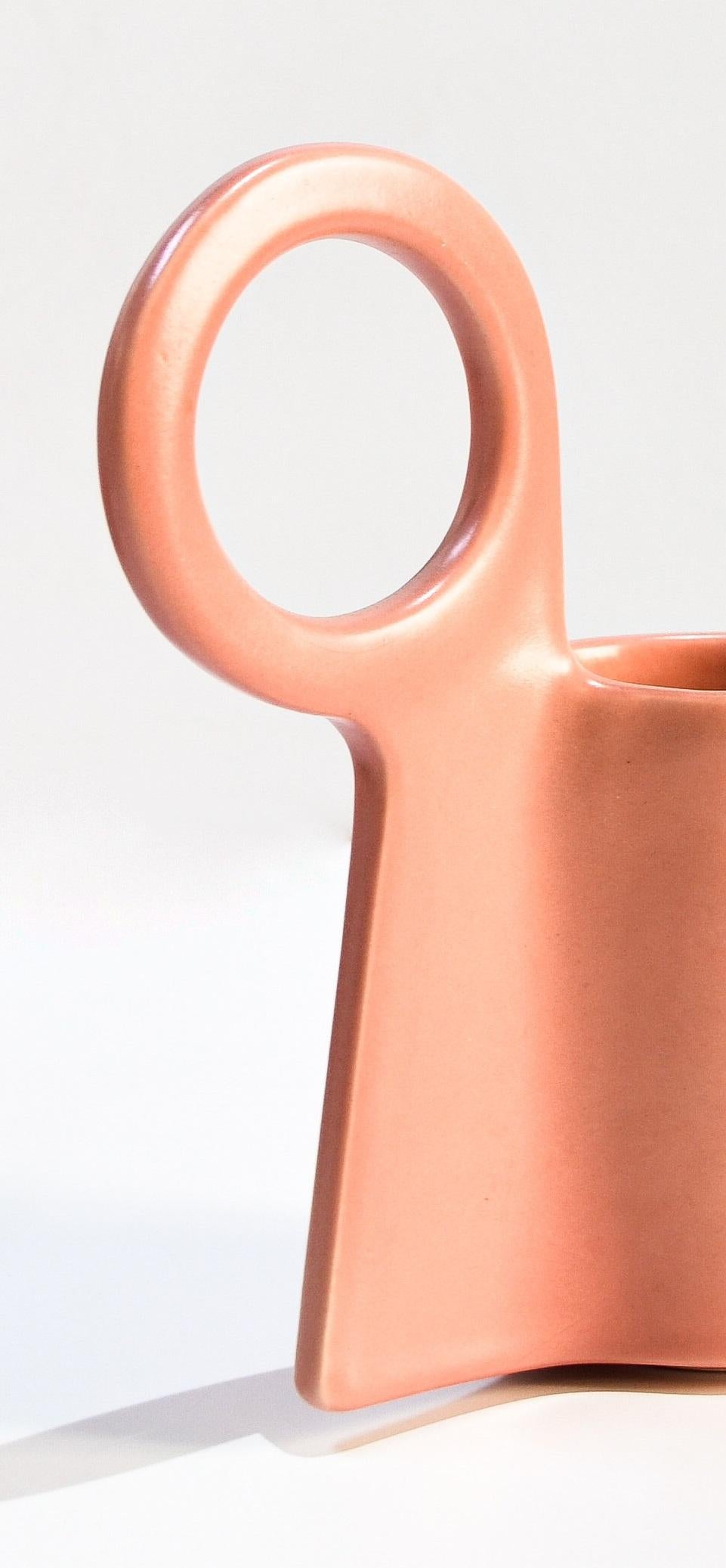 Vernissé Pichet Pelota en céramique émaillée rose mat par Eguiarte & Eguiarte en vente