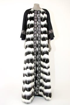 Pelush Schwarzer und weißer Kunstpelz-Kaftan-Mantel in voller Länge mit Hood's - Small